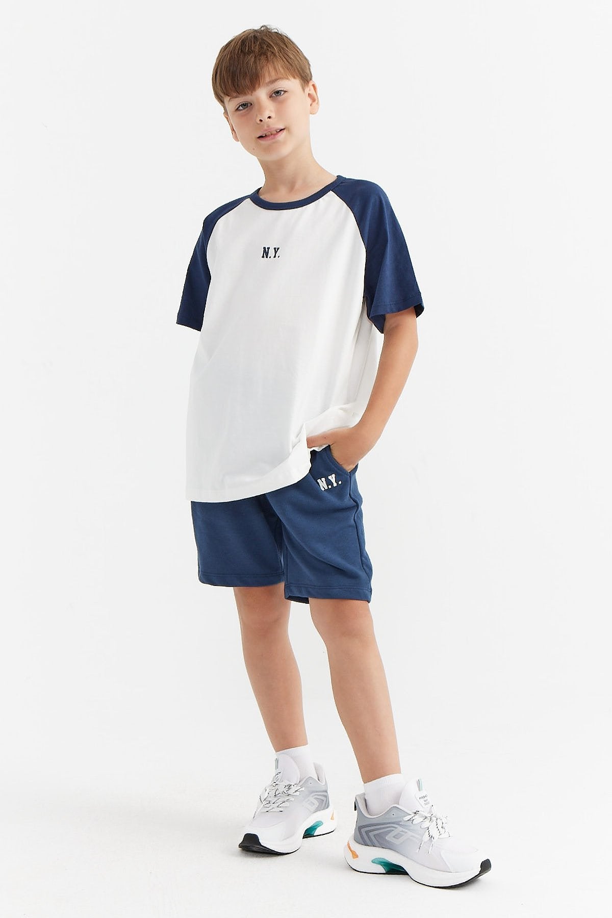 طقم مكون من قطعتين للأولاد