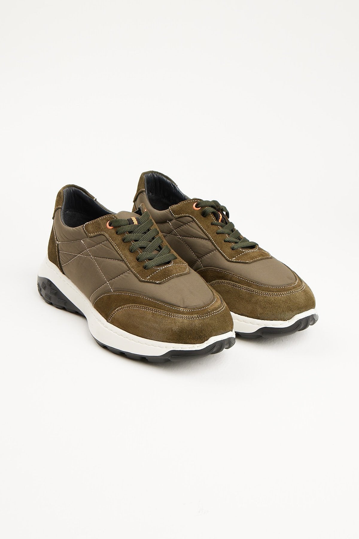 پێڵاوی کازۆئالی ڕەنگی تێکەڵاوی پیاوان