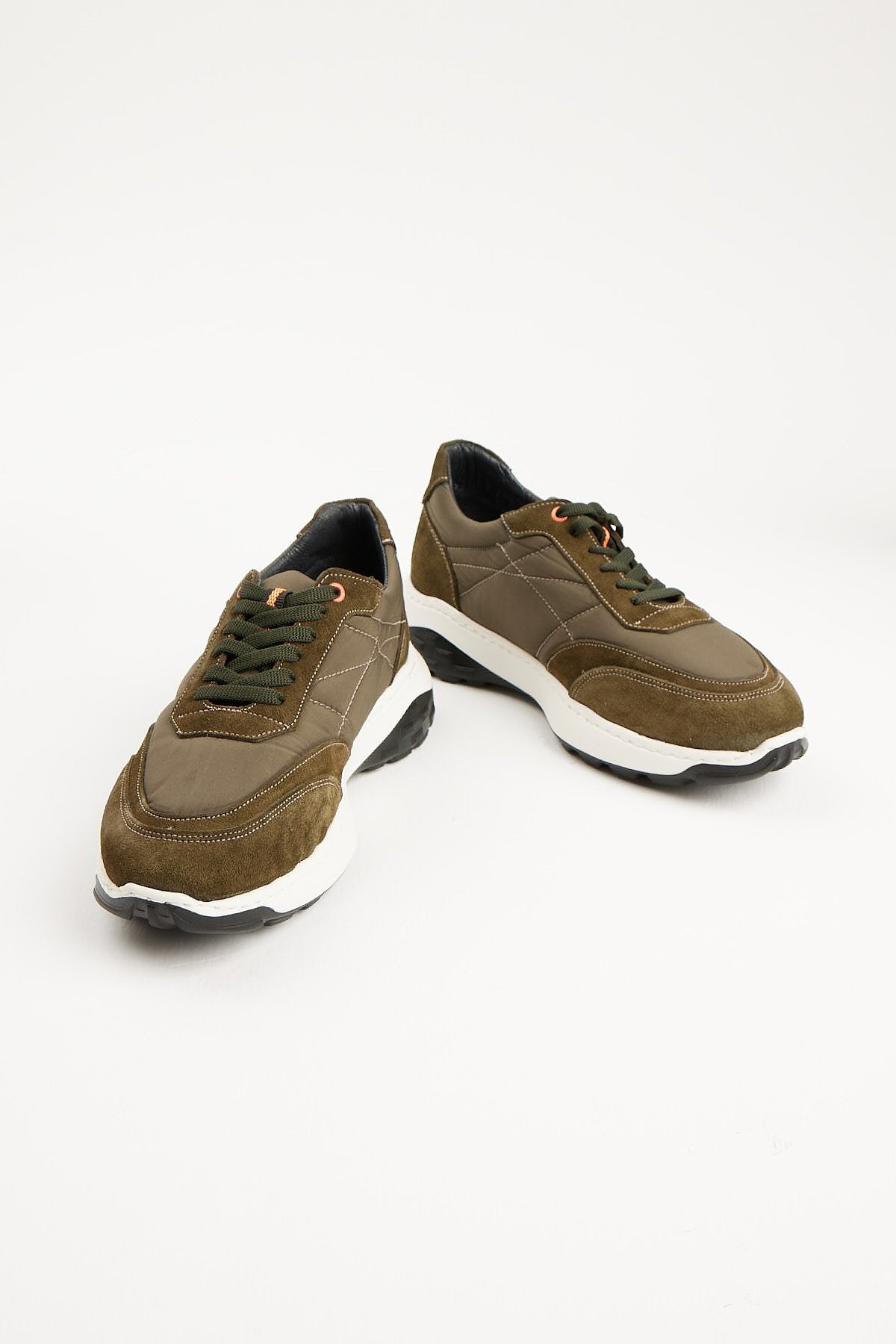 پێڵاوی کازۆئالی ڕەنگی تێکەڵاوی پیاوان