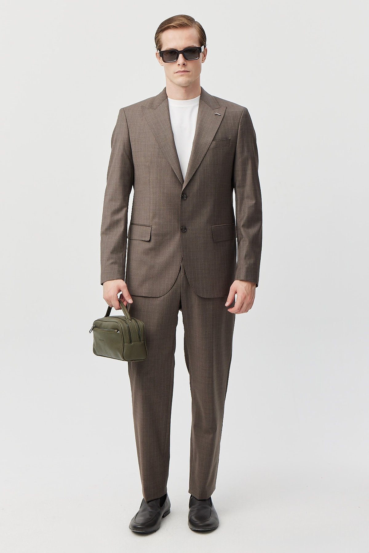 بدلة رجالية بياقة السنونو