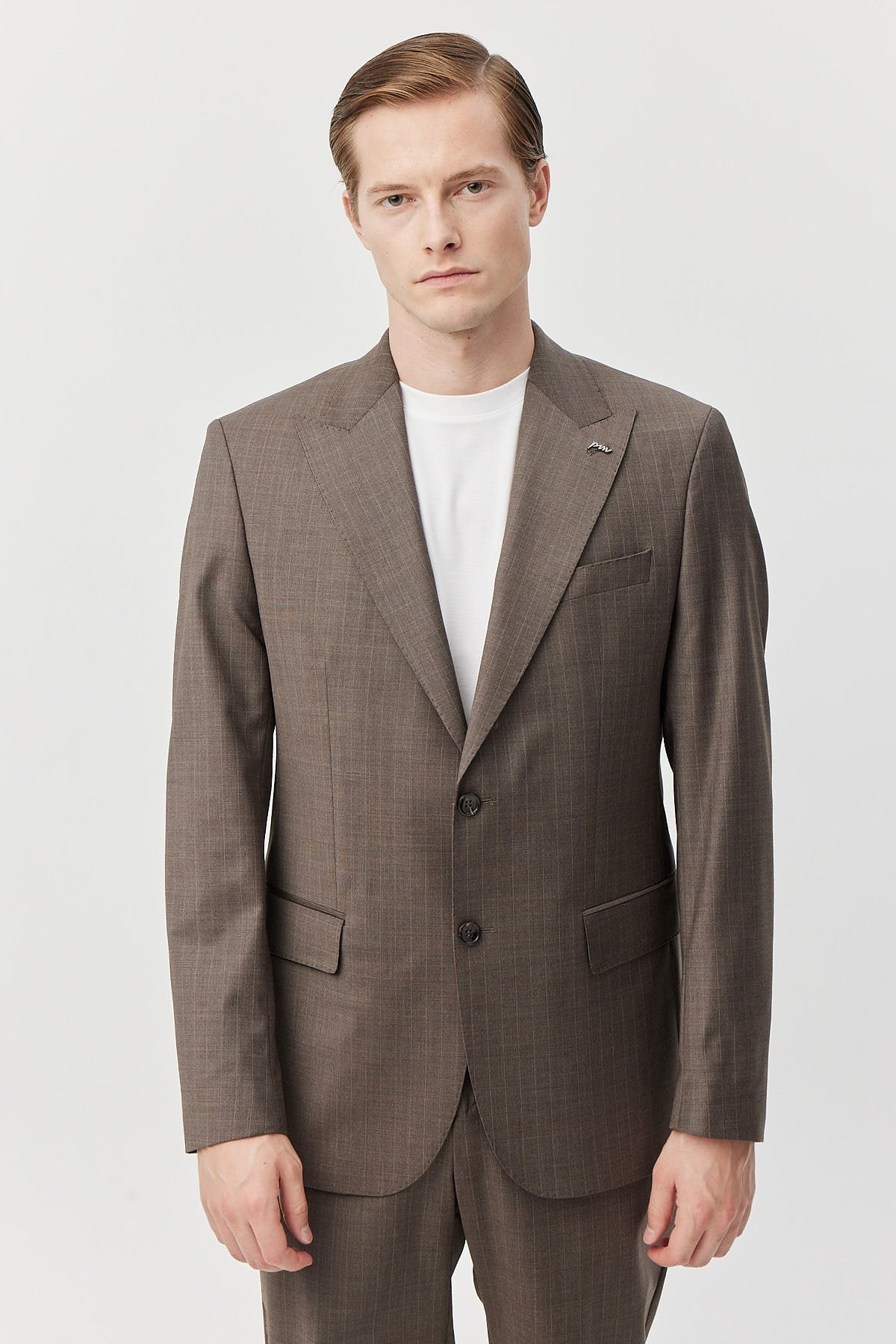 بدلة رجالية بياقة السنونو