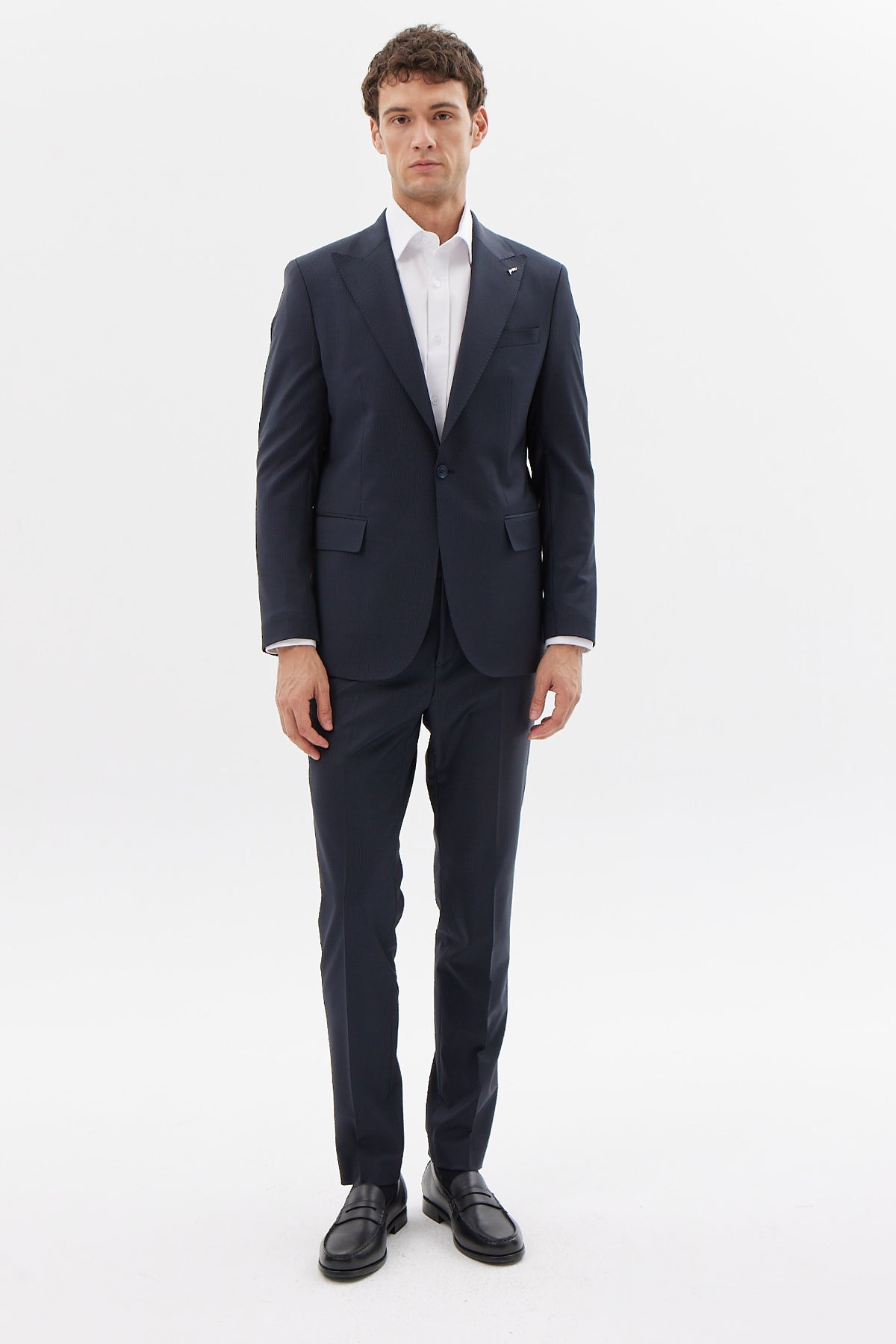 بدلة رجالية بياقة السنونو وزر واحد