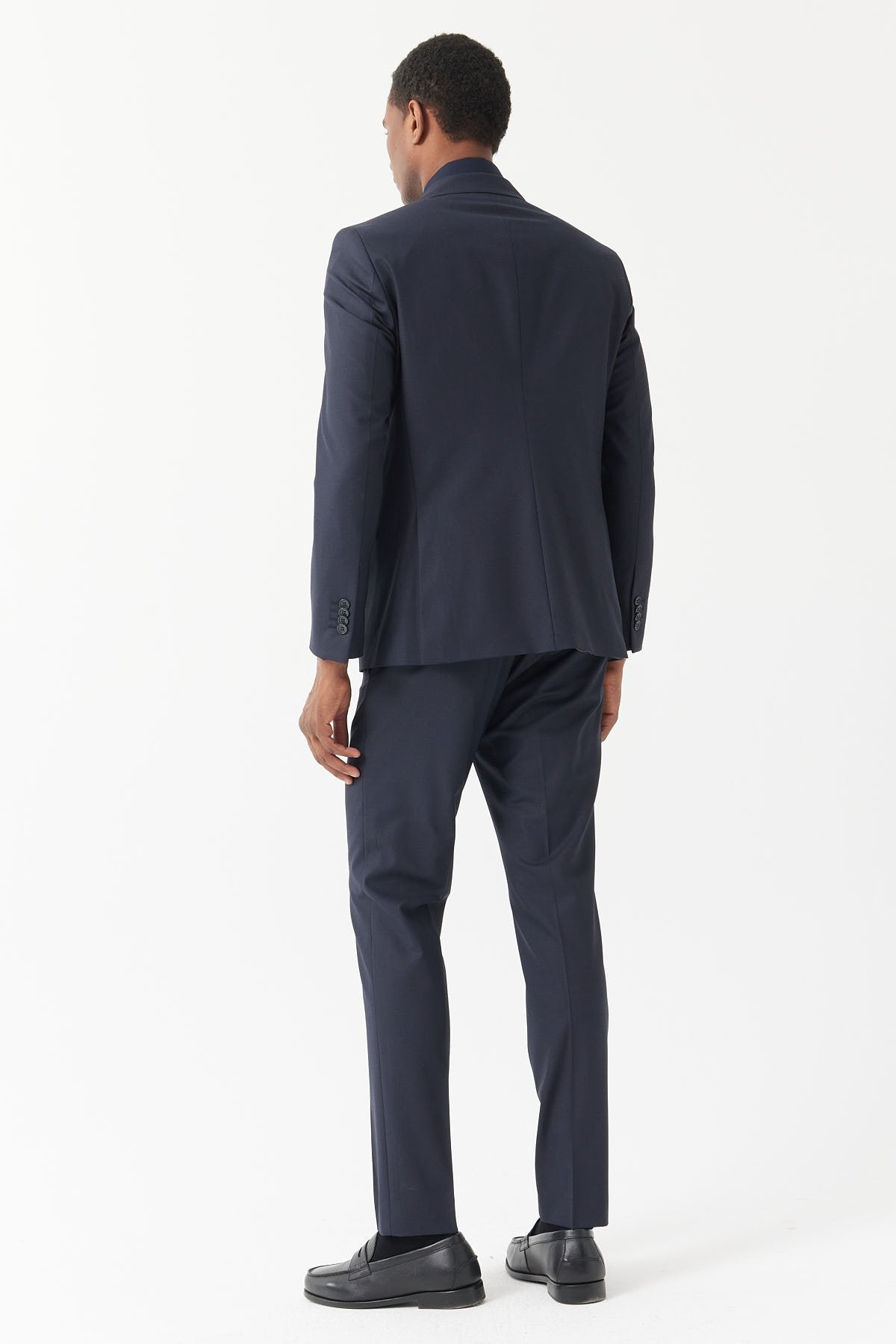 بدلة رجالية بياقة السنونو