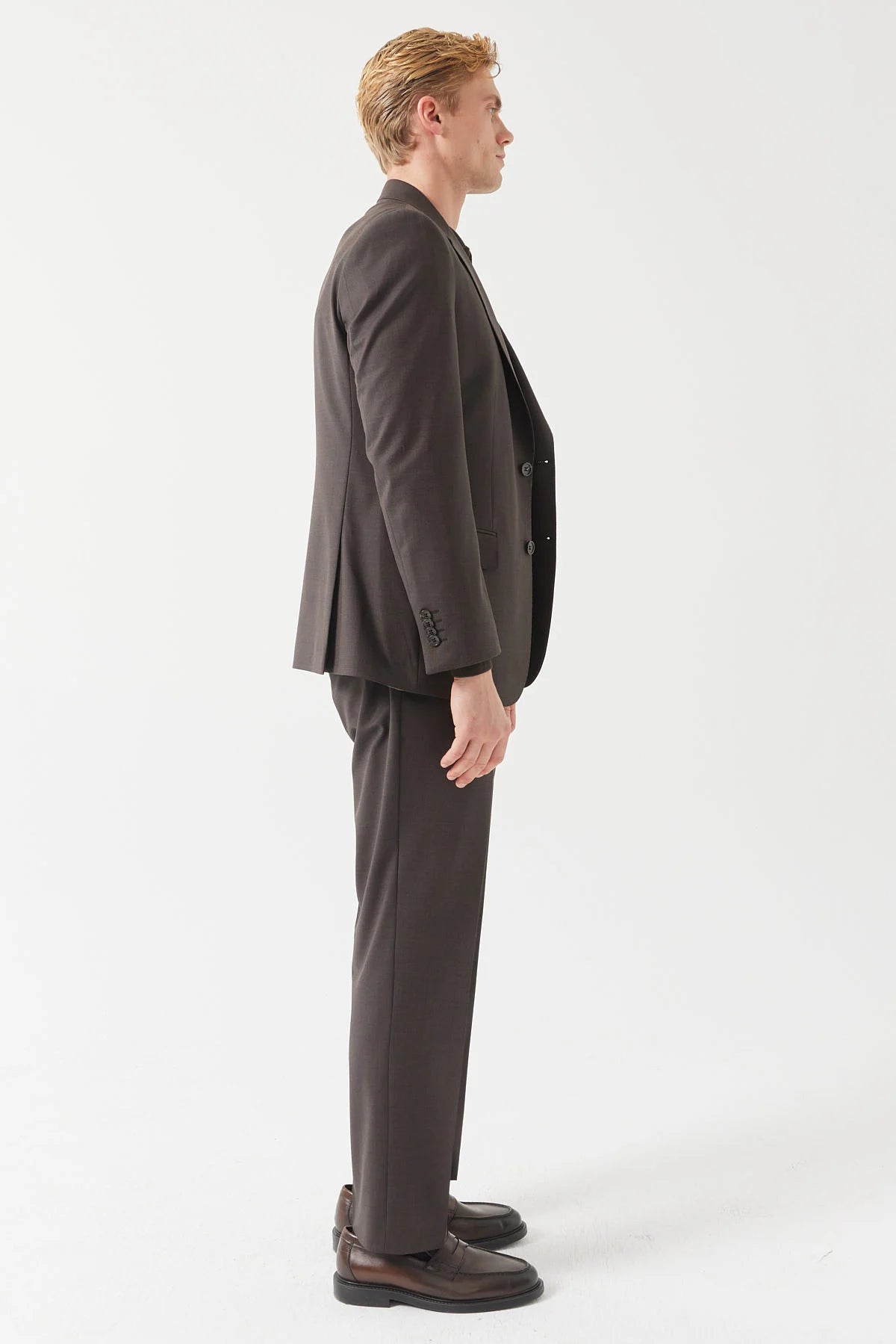 عەزی مۆنۆ کۆلارە بۆ پیاوان بە ئارامییەوە