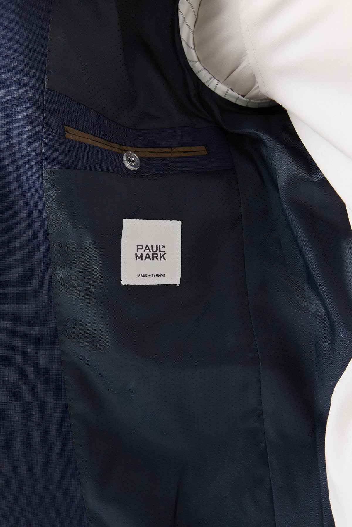 عەزی مۆنۆ کۆلارە بۆ پیاوان بە ئارامییەوە