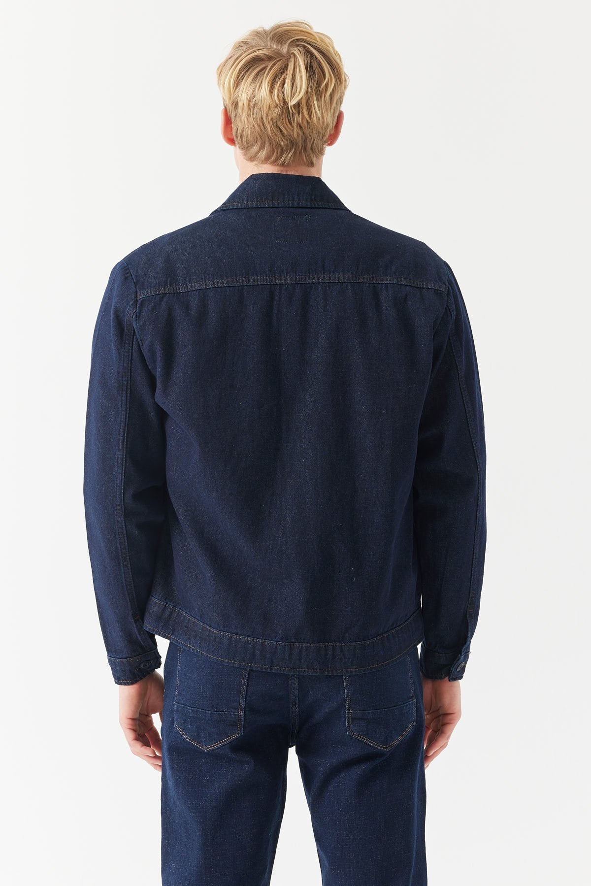 چاکەتی جینز بۆ پیاوان بە گیرفان و گیرفانی فلاپ