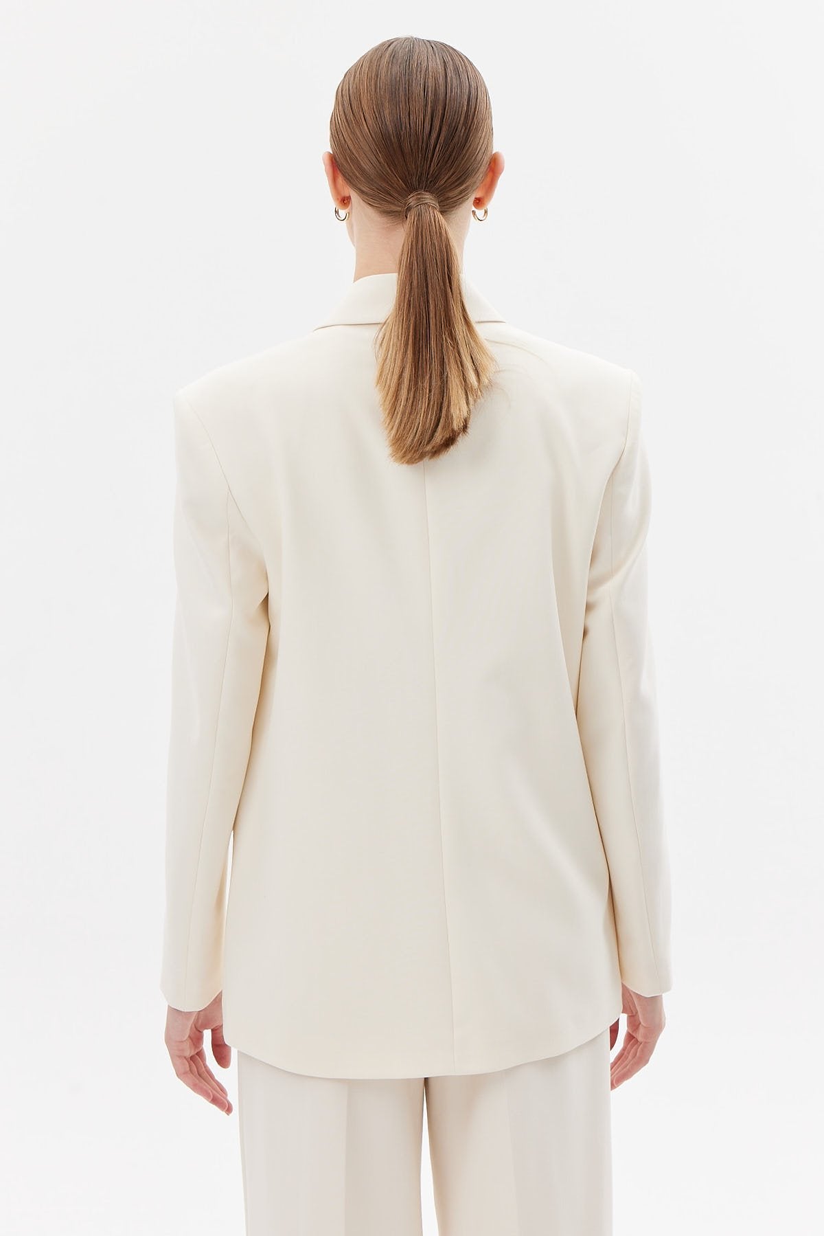 سترة نسائية كلاسيكية مع جيوب