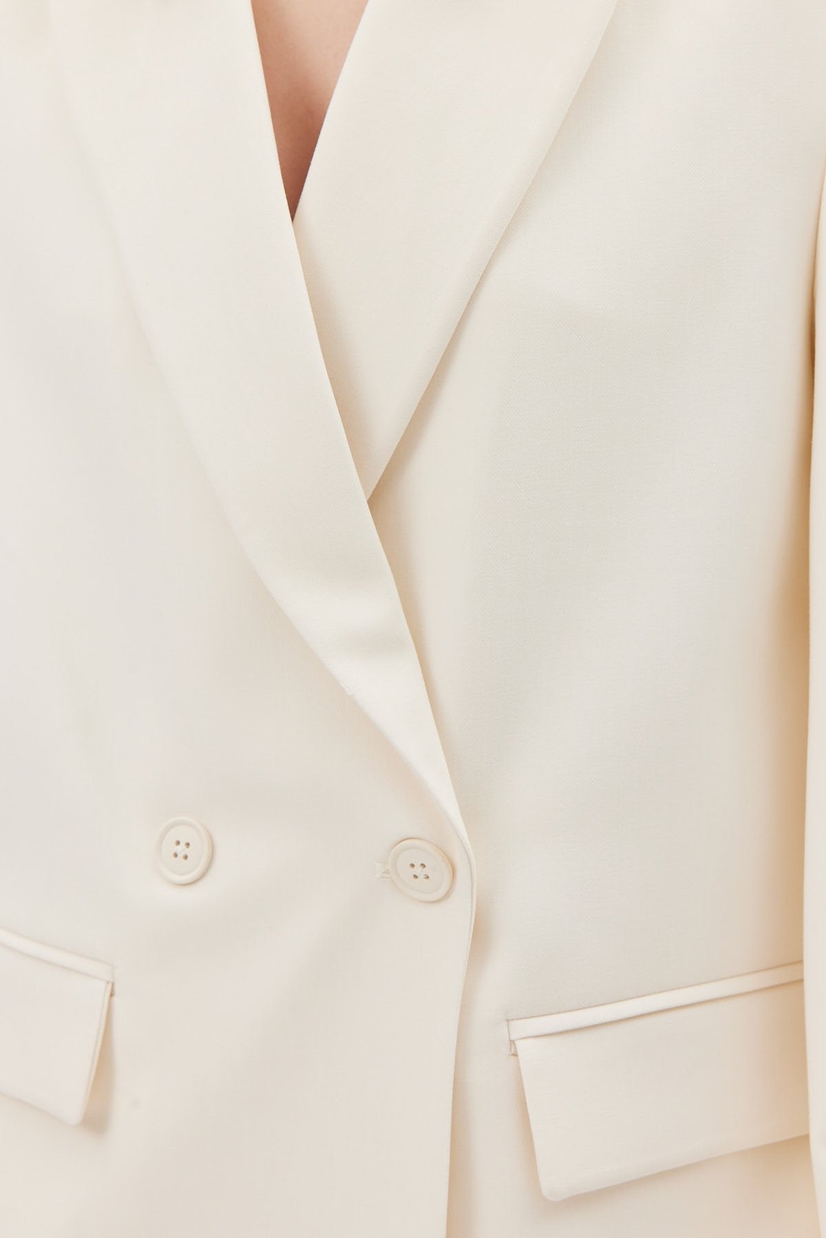 سترة نسائية كلاسيكية مع جيوب