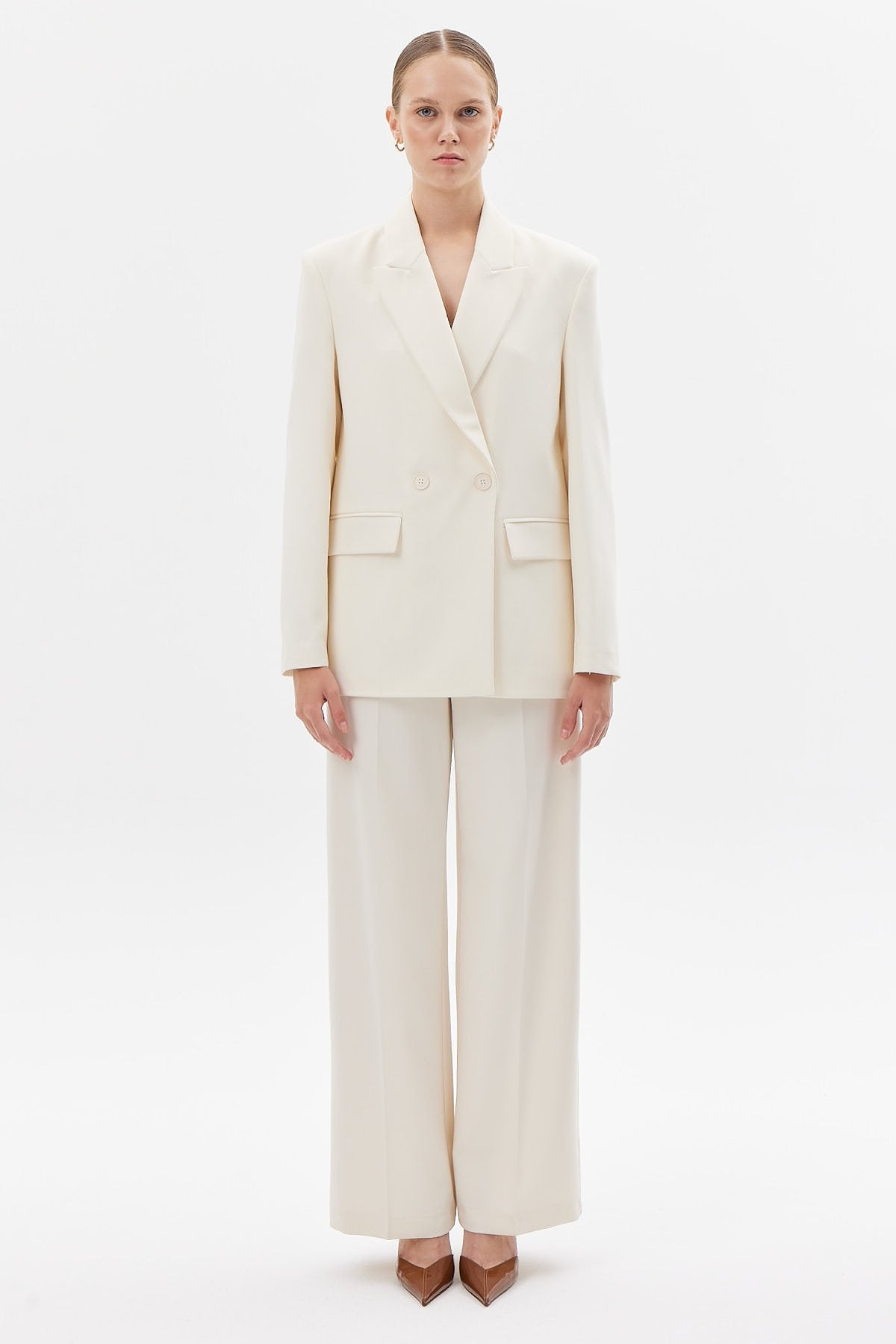 سترة نسائية كلاسيكية مع جيوب