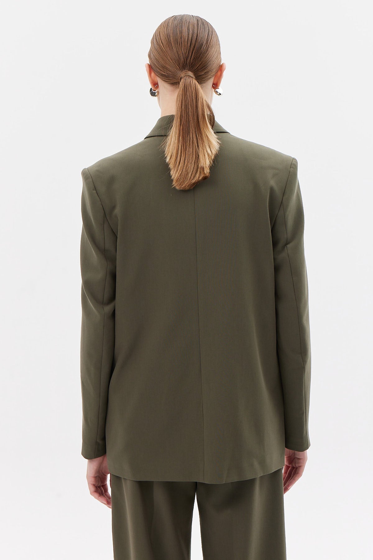 سترة نسائية كلاسيكية مع جيوب