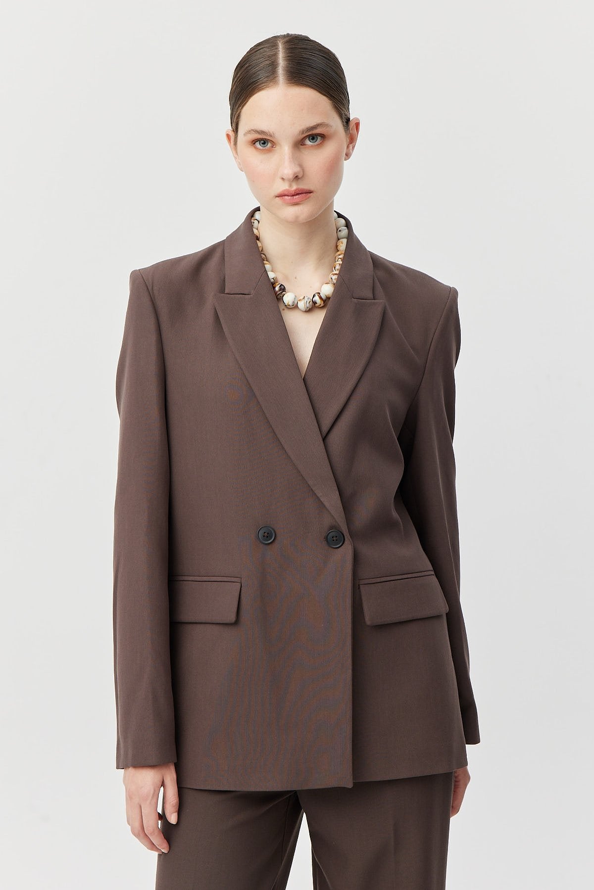 چاکەتی کلاسیکی بە گیرفانی ئافرەتان