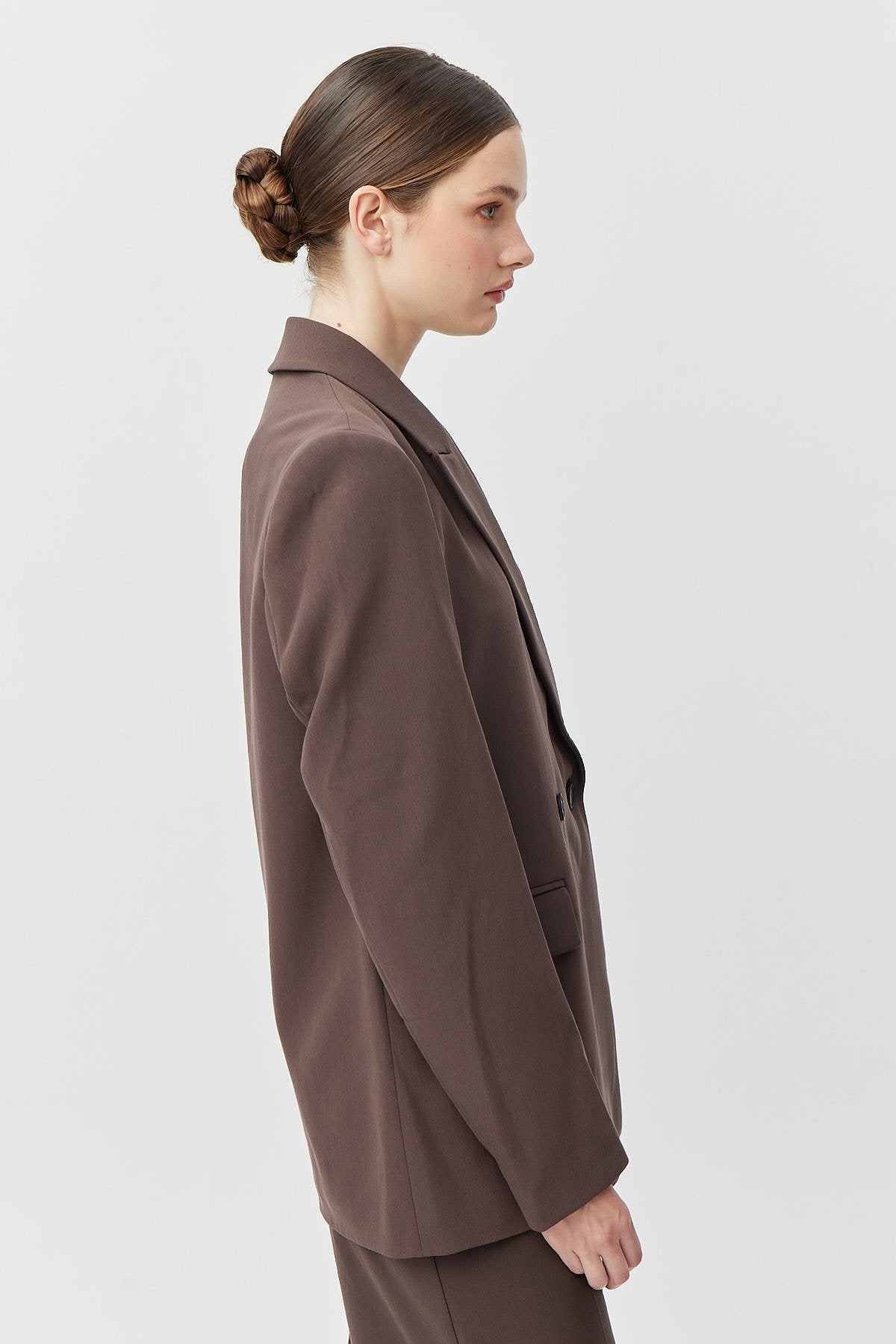 سترة نسائية كلاسيكية مع جيوب