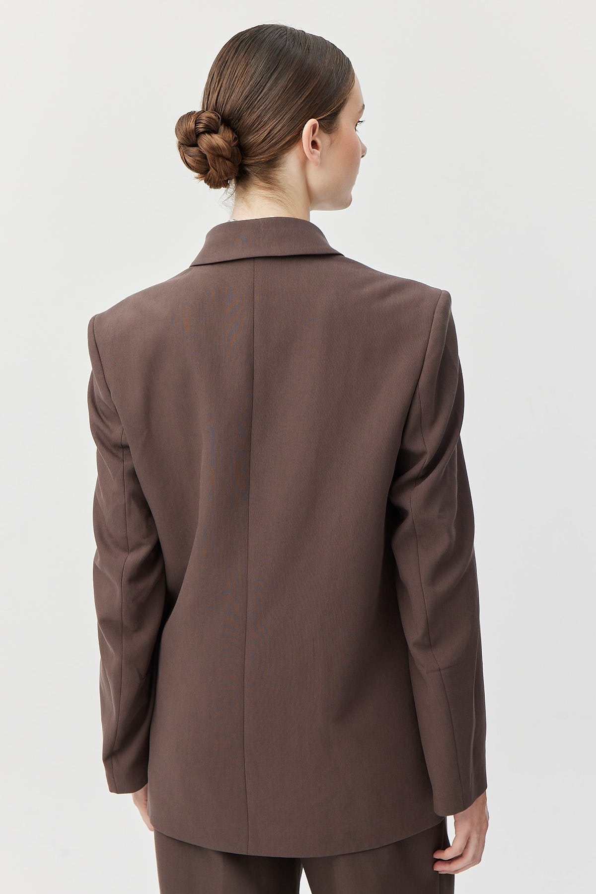 سترة نسائية كلاسيكية مع جيوب