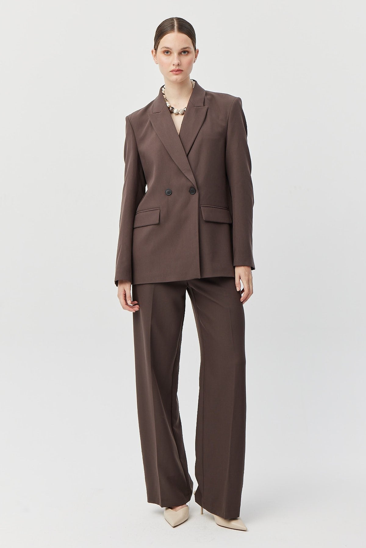 سترة نسائية كلاسيكية مع جيوب