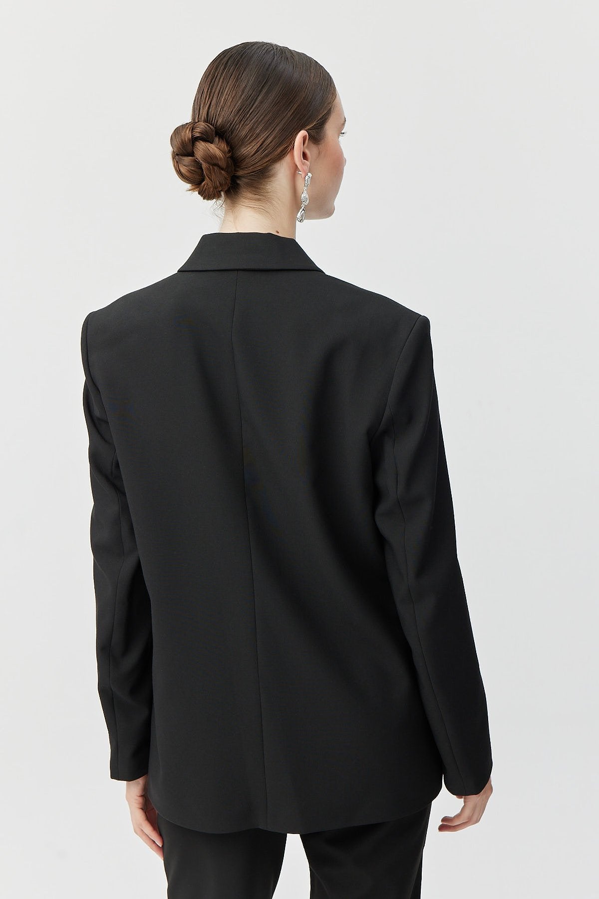 سترة نسائية كلاسيكية مع جيوب