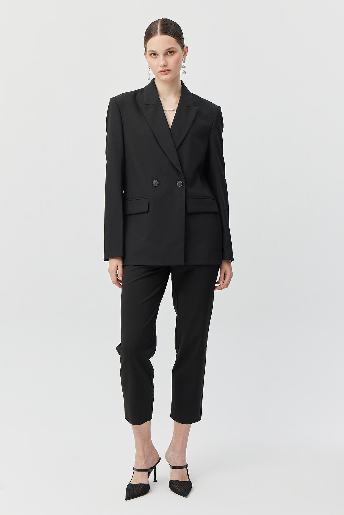 سترة نسائية كلاسيكية مع جيوب