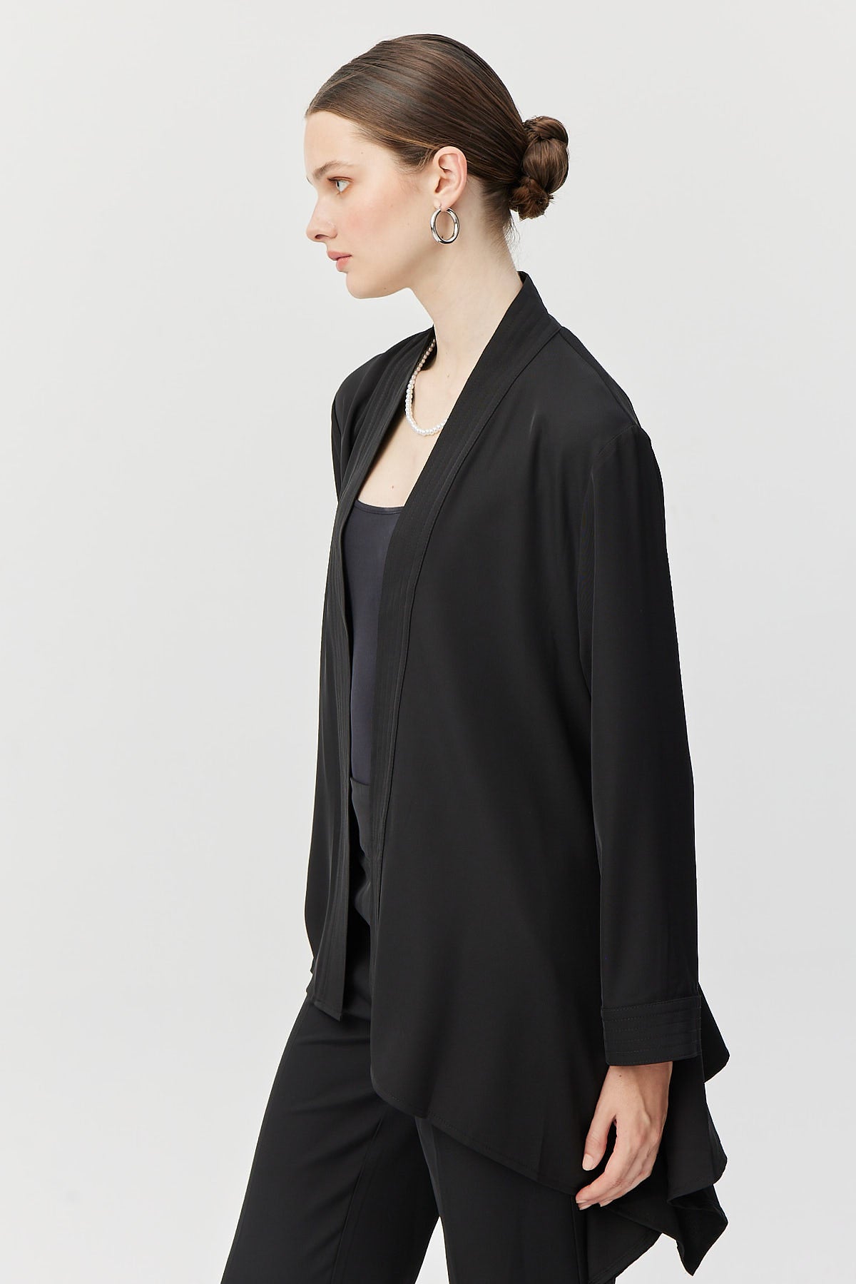 جاكيت نسائي بحزام وقصة غير متماثلة وغير مبطن