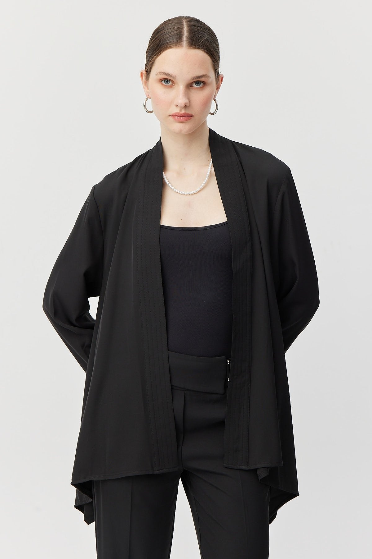 جاكيت نسائي بحزام وقصة غير متماثلة وغير مبطن