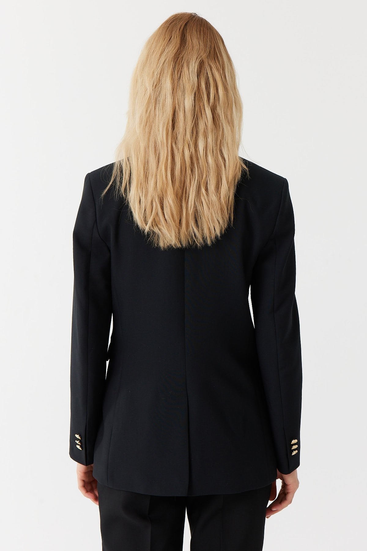 جاكيت نسائي بأزرار ذهبية مفصلة