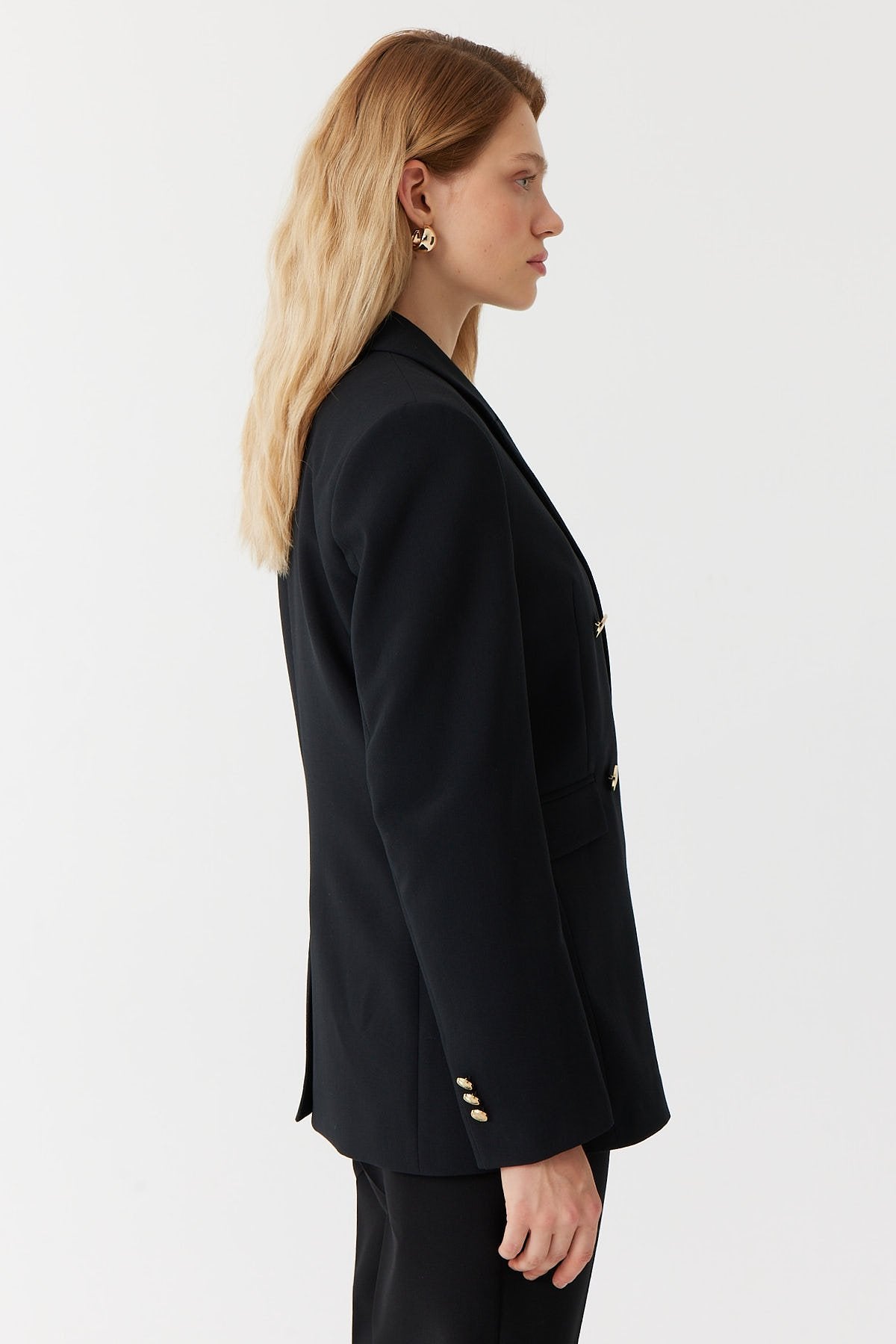 جاكيت نسائي بأزرار ذهبية مفصلة