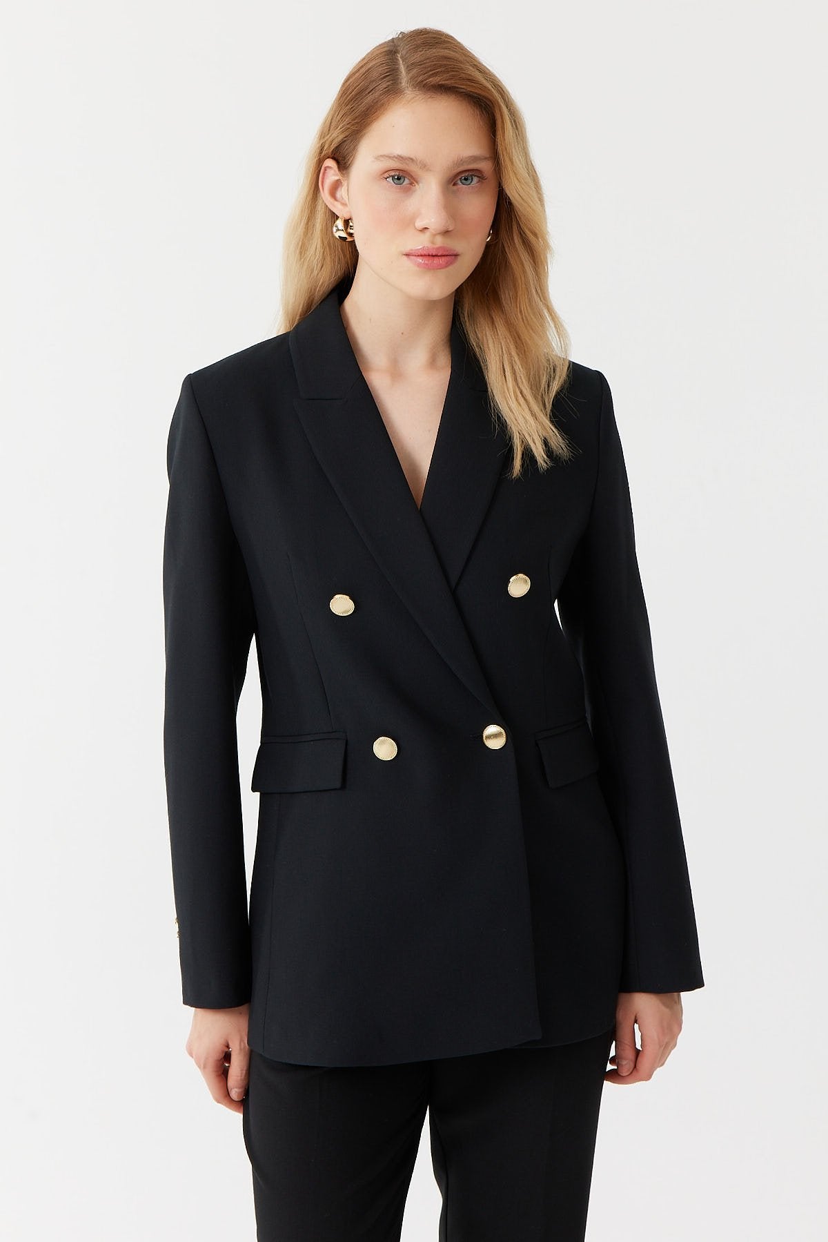 جاكيت نسائي بأزرار ذهبية مفصلة