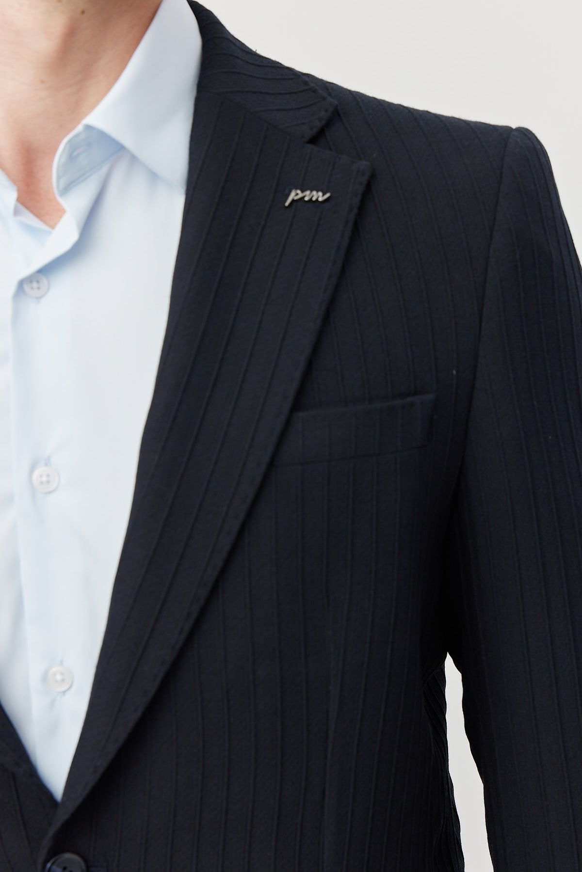 چاکەتی مۆنۆ کۆلارە بە وردی لۆگۆی پیاوان