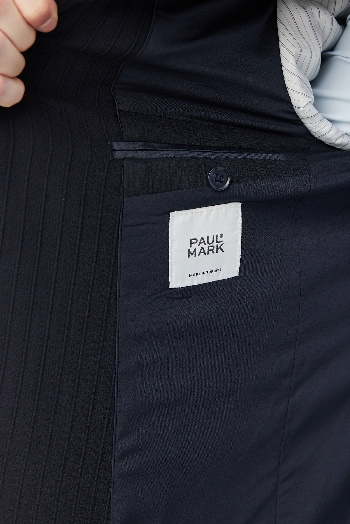 چاکەتی مۆنۆ کۆلارە بە وردی لۆگۆی پیاوان