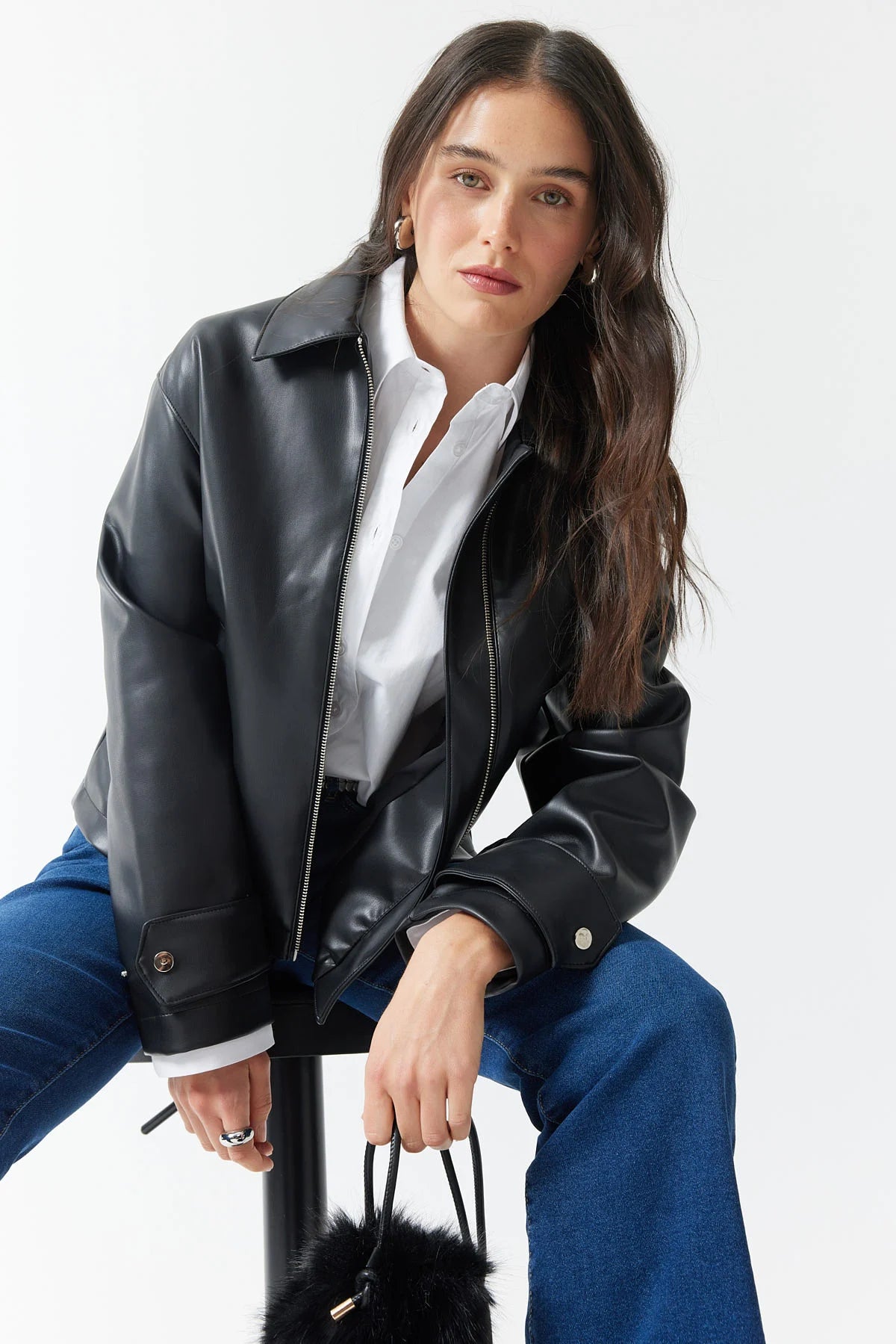 جاكيت نسائي من الجلد بياقة قميص