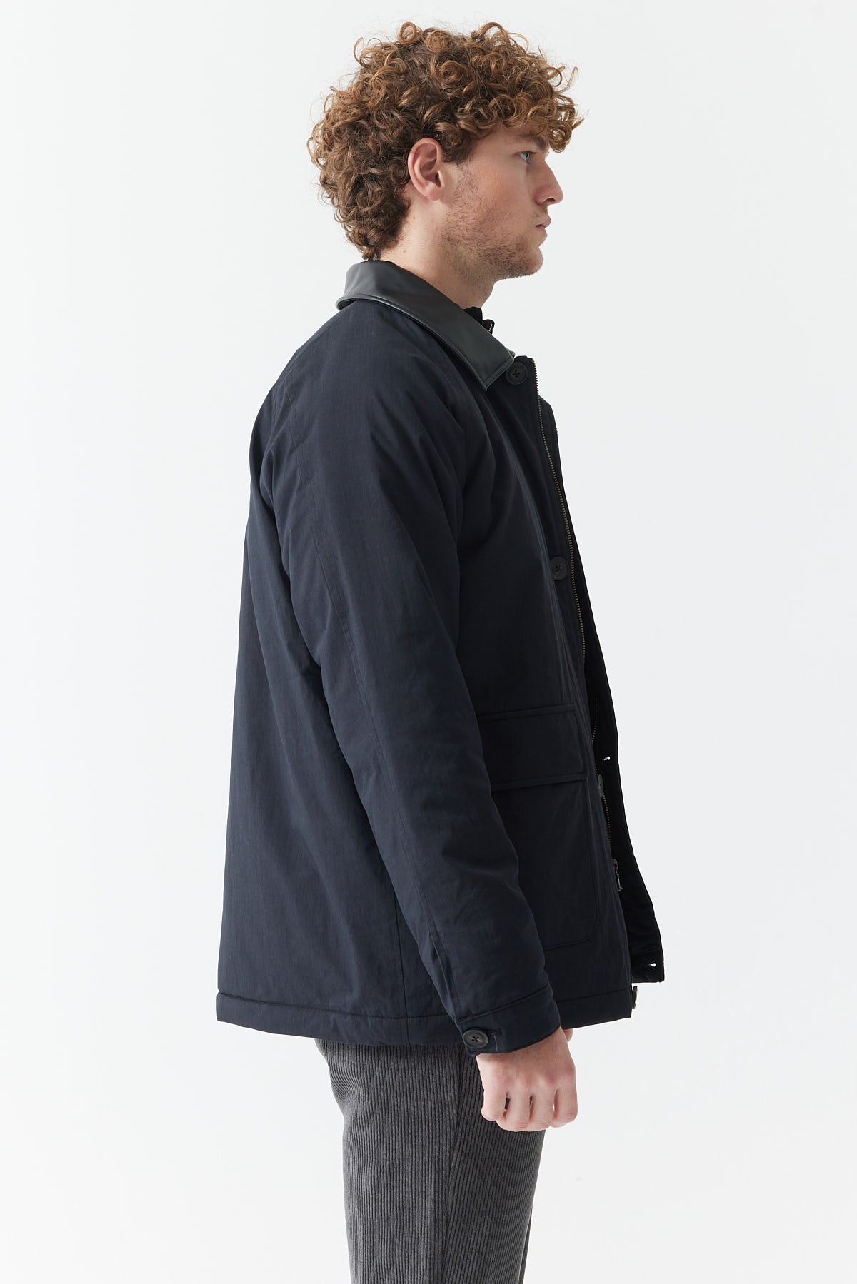 چاکەتی پیاوان بە وردەکاری گۆچانی چەرم