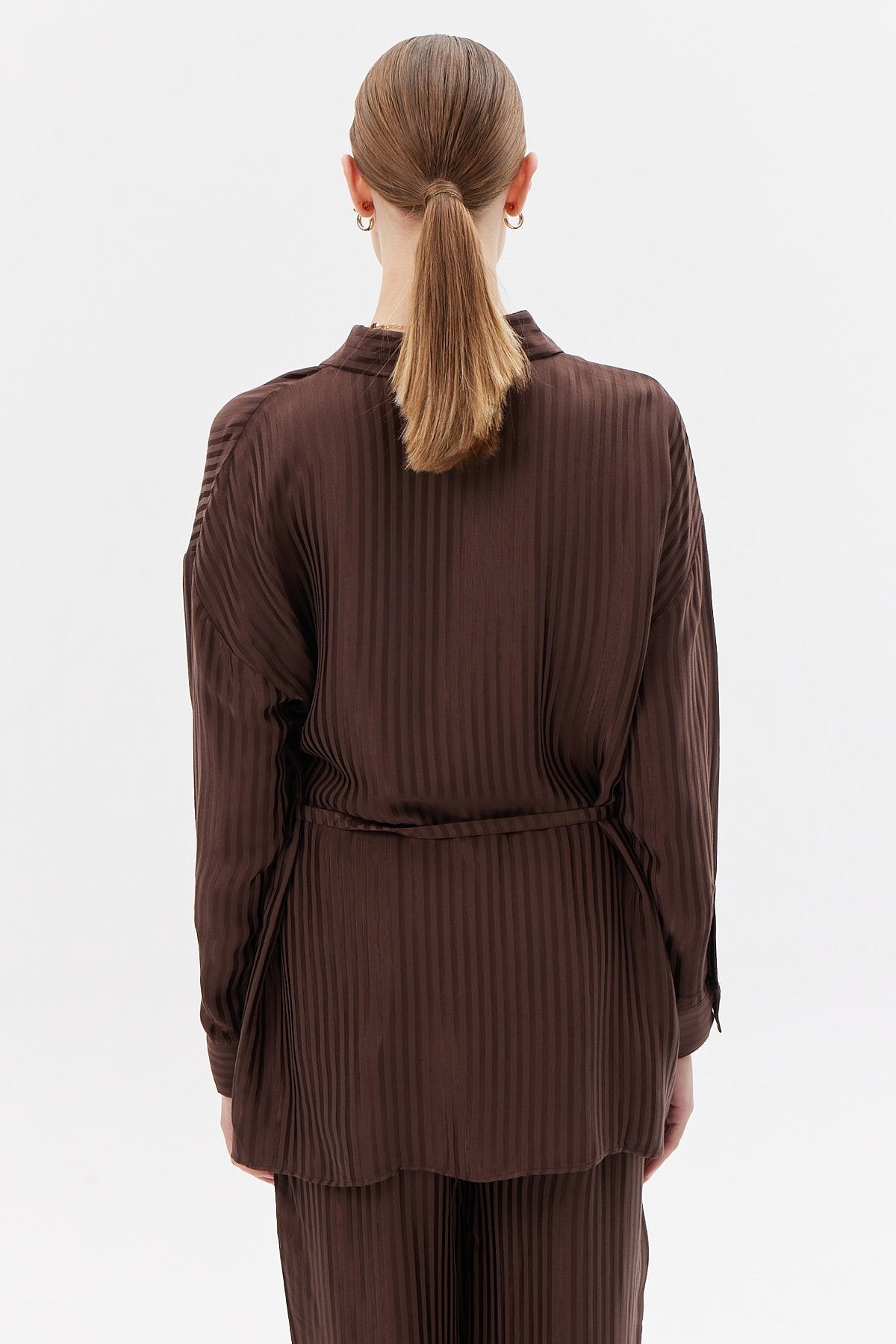 کراسێکی ساتن بە D-Buckle بۆ خانمان