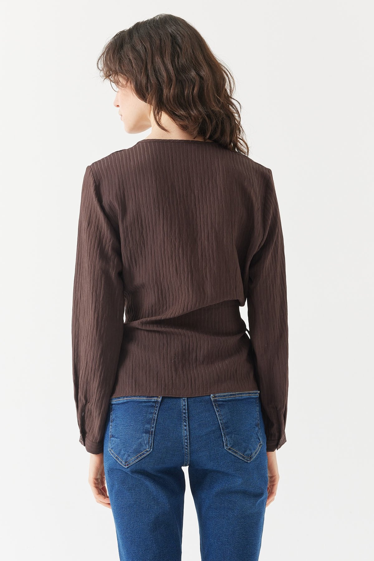 بلوزة نسائية مربوطة ملفوفة