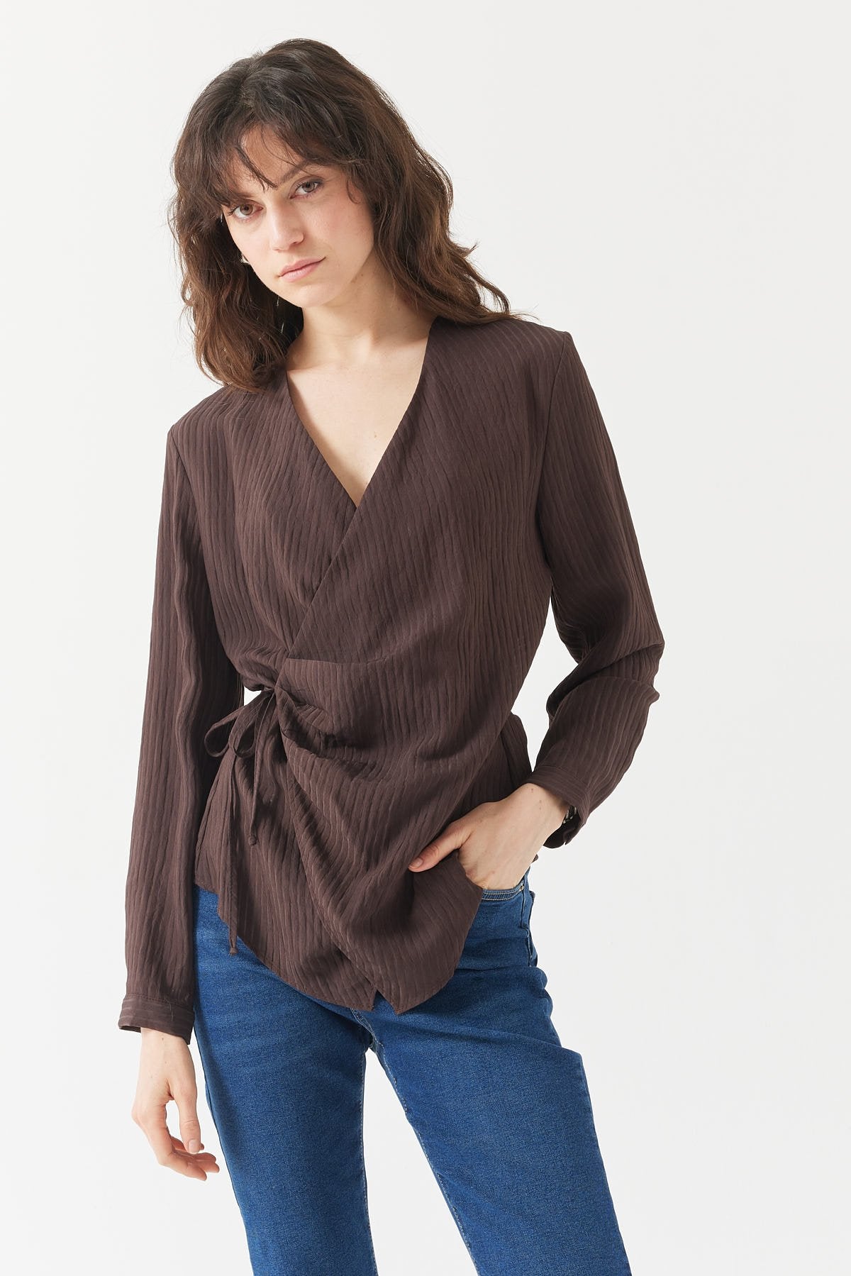 بلوزة نسائية مربوطة ملفوفة