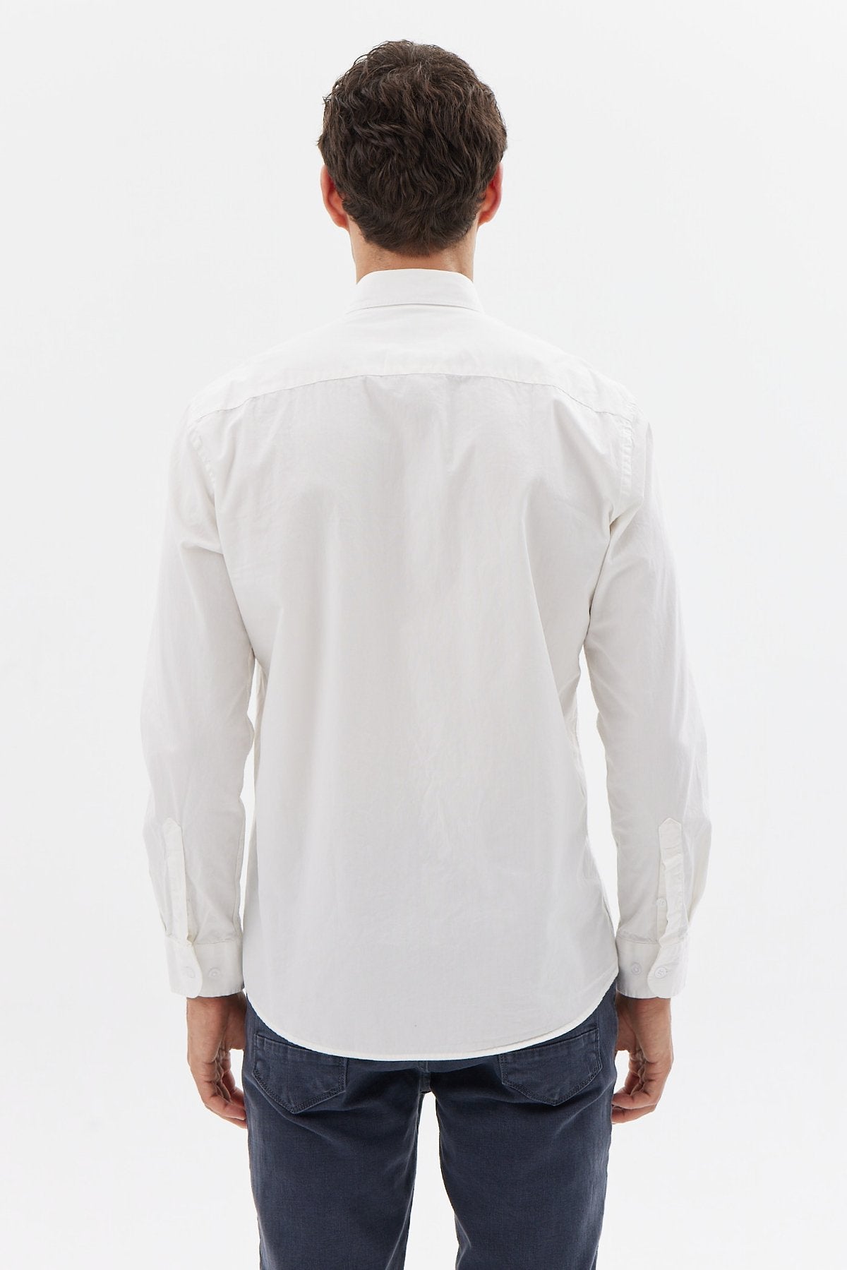 کراسێکی ئاسایی پیاوان لەگەڵ گیرفان