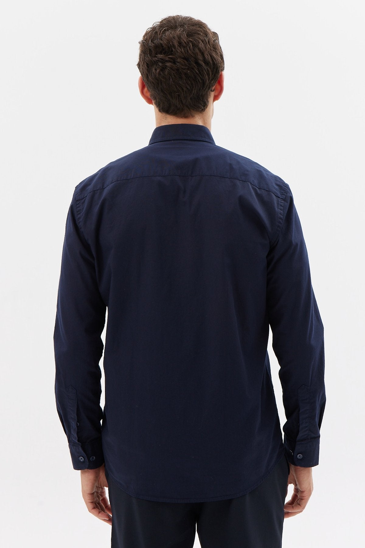 کراسێکی ئاسایی پیاوان لەگەڵ گیرفان