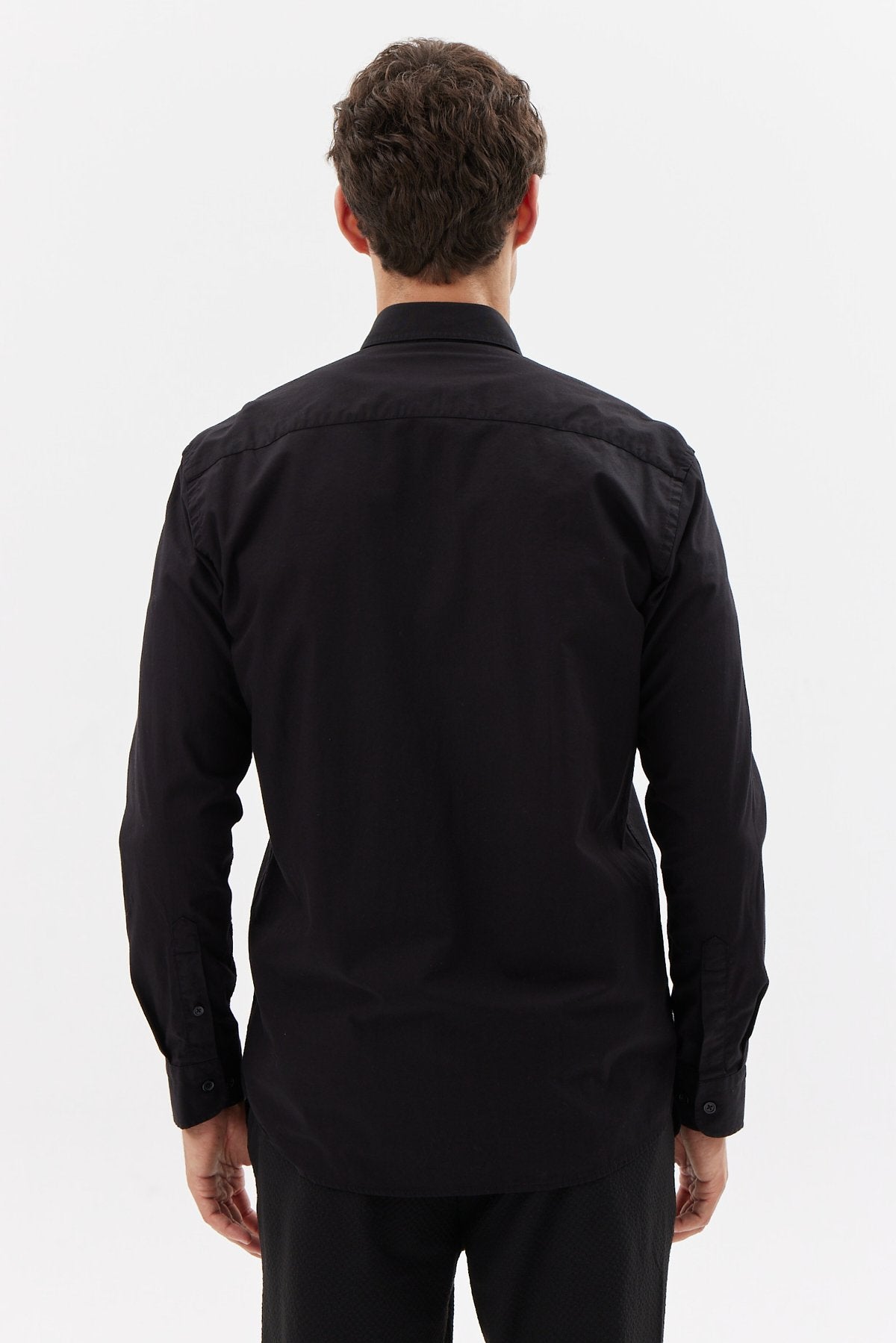 کراسێکی ئاسایی پیاوان لەگەڵ گیرفان