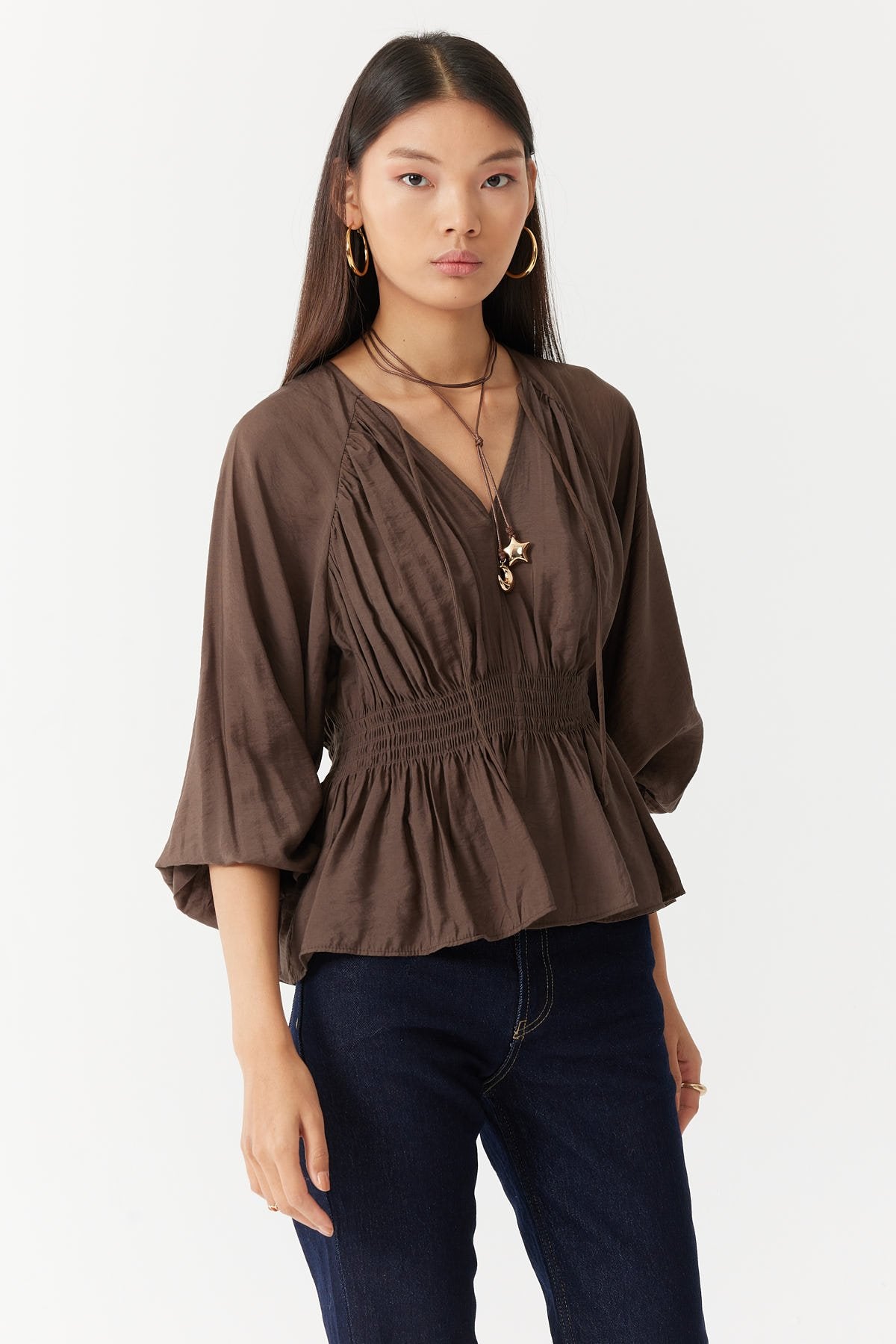 بلوزة نسائية بتفاصيل مجمعة