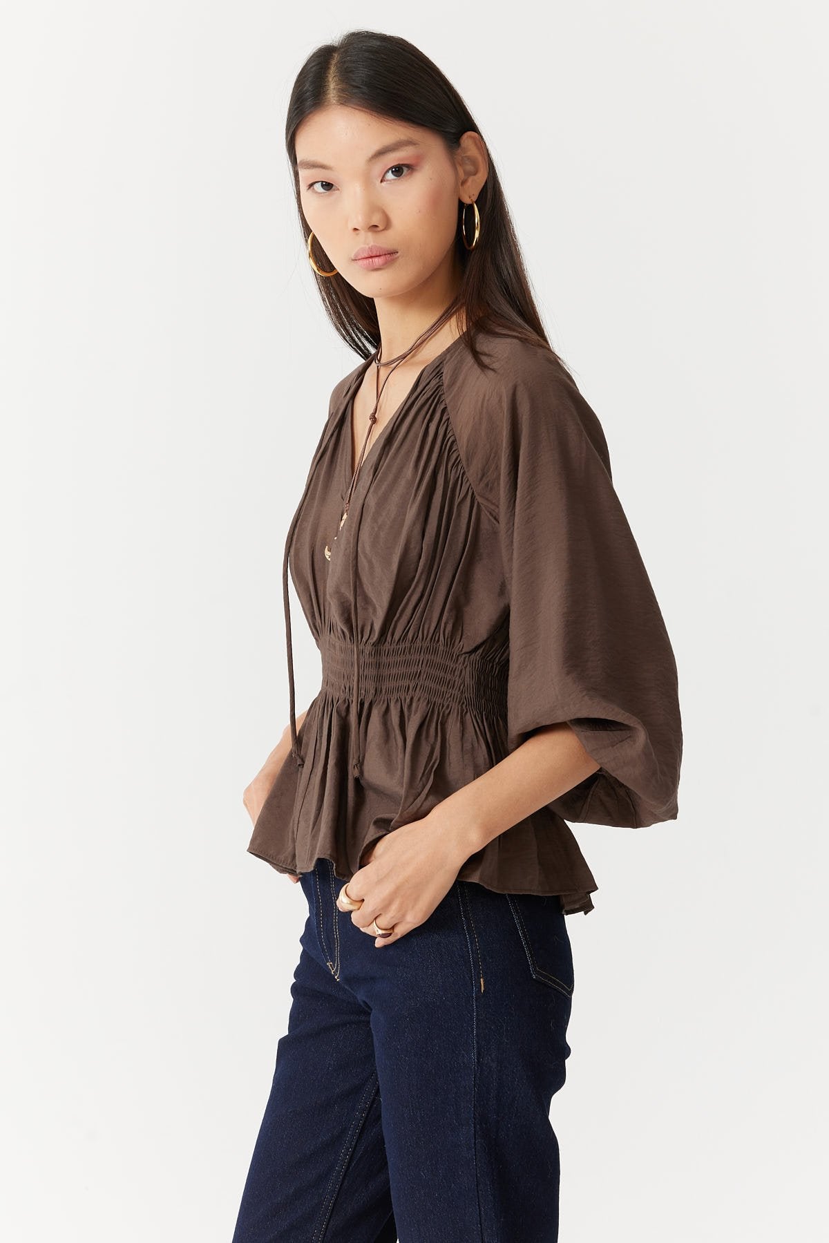 بلوزة نسائية بتفاصيل مجمعة