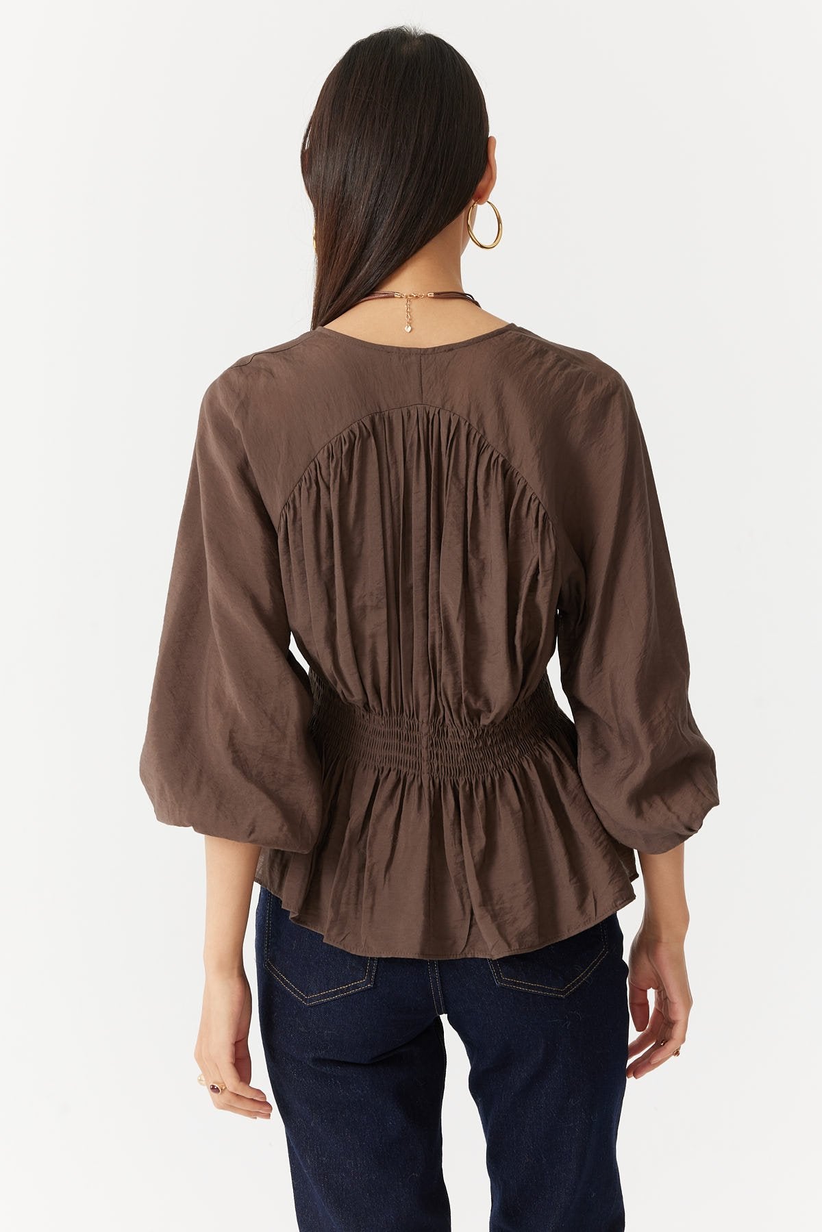 بلوزة نسائية بتفاصيل مجمعة