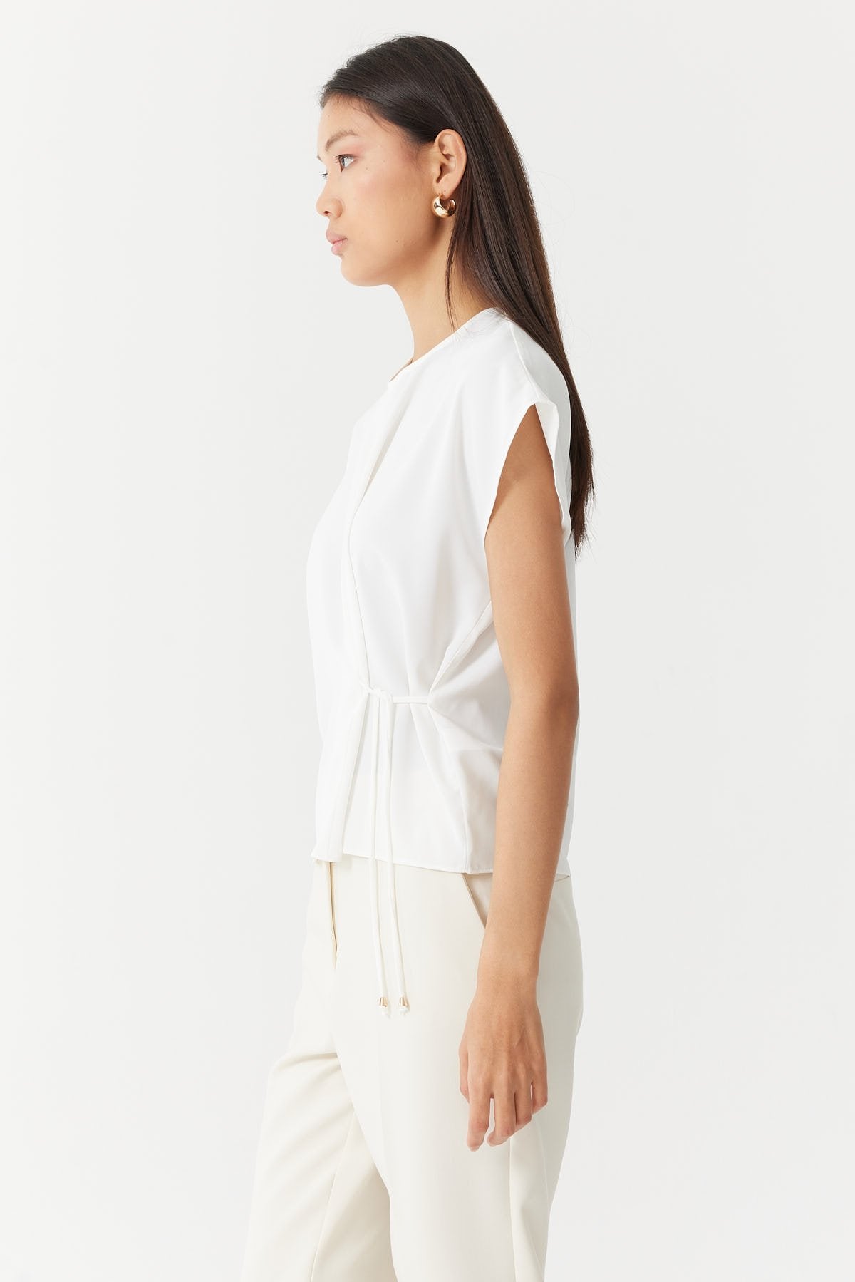 بلوزة نسائية بتفاصيل ربطة عنق