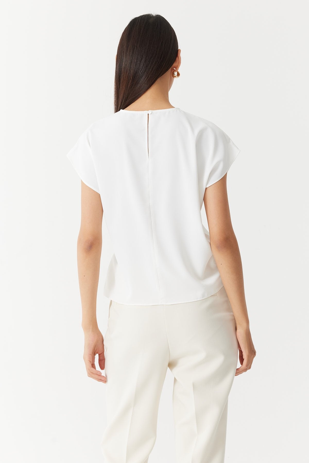 بلوزة نسائية بتفاصيل ربطة عنق