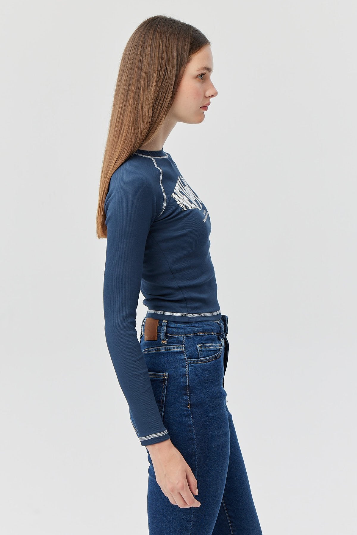 بدلة جسم نسائية بخياطة متباينة