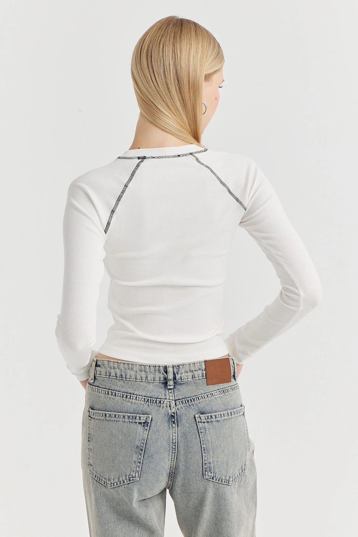 بلوزێکی ڕەنگاوڕەنگی چاپکراوی دەقی ئافرەتان