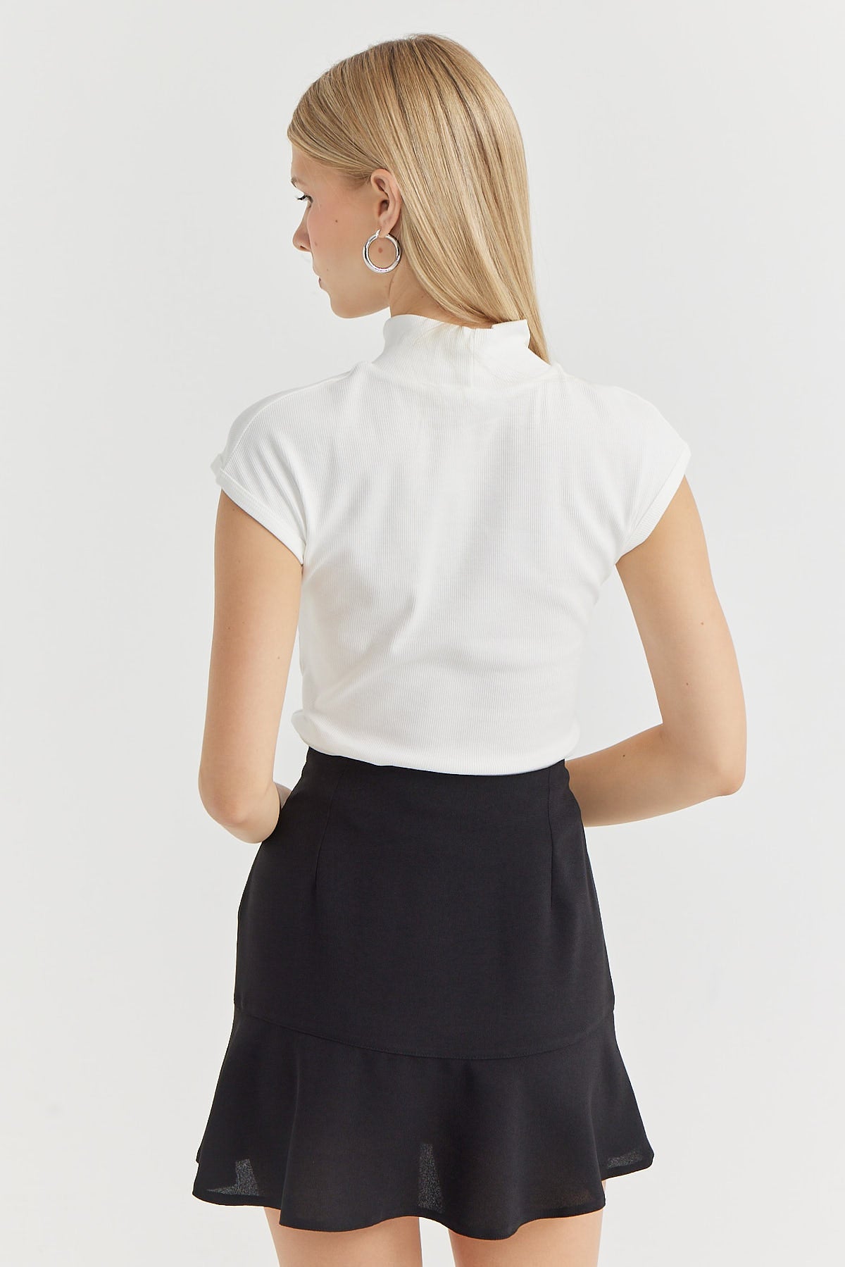 بلوزة نسائية بياقة واقفة