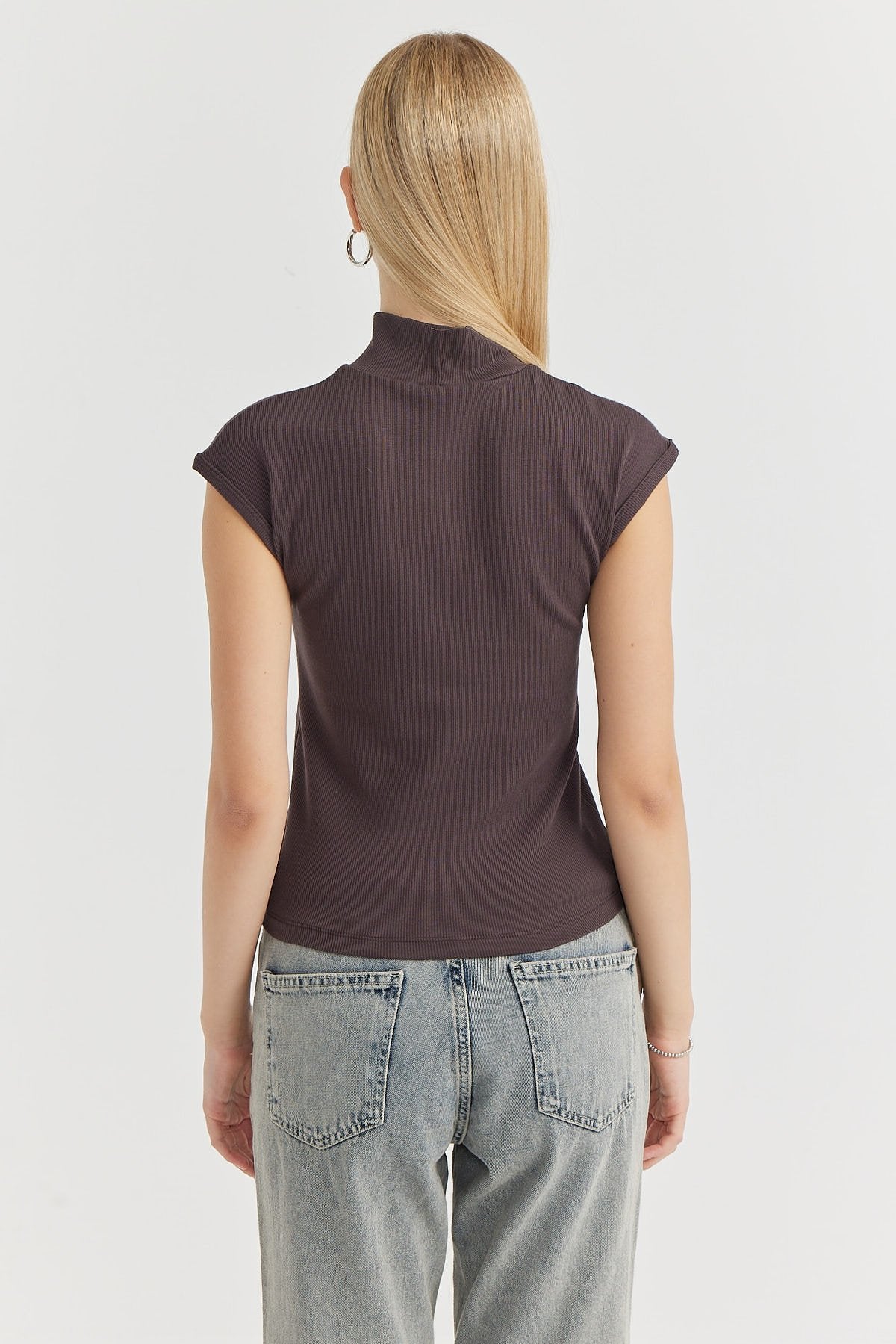 بلوزة نسائية بياقة واقفة