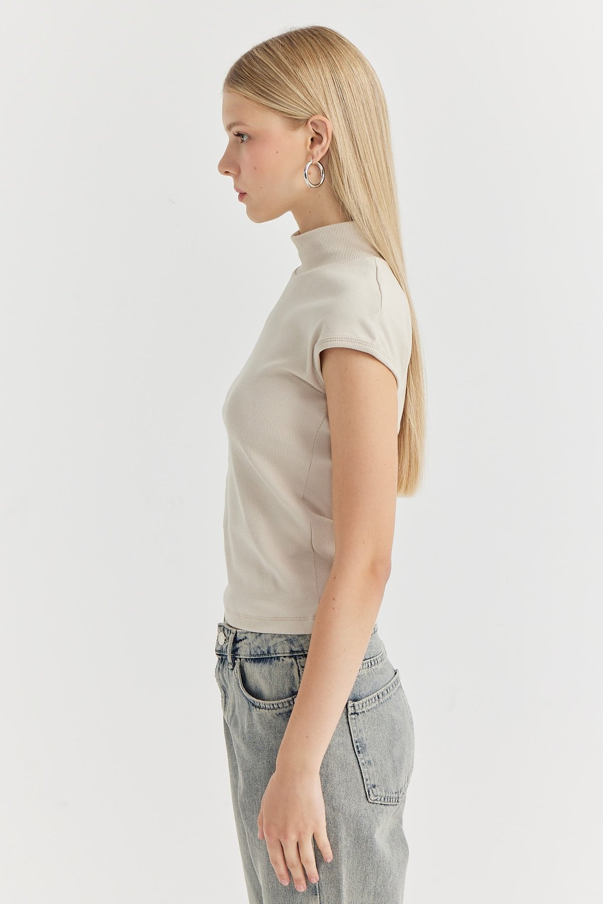 بلوزة نسائية بياقة واقفة