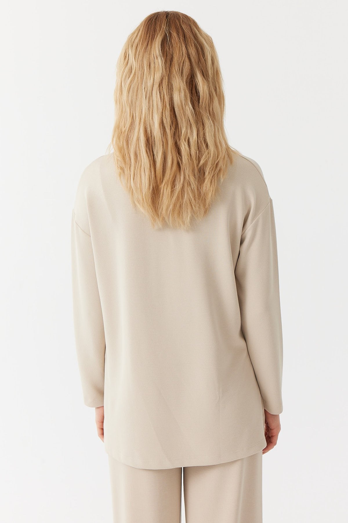 بلوزة نسائية بفتحة جانبية