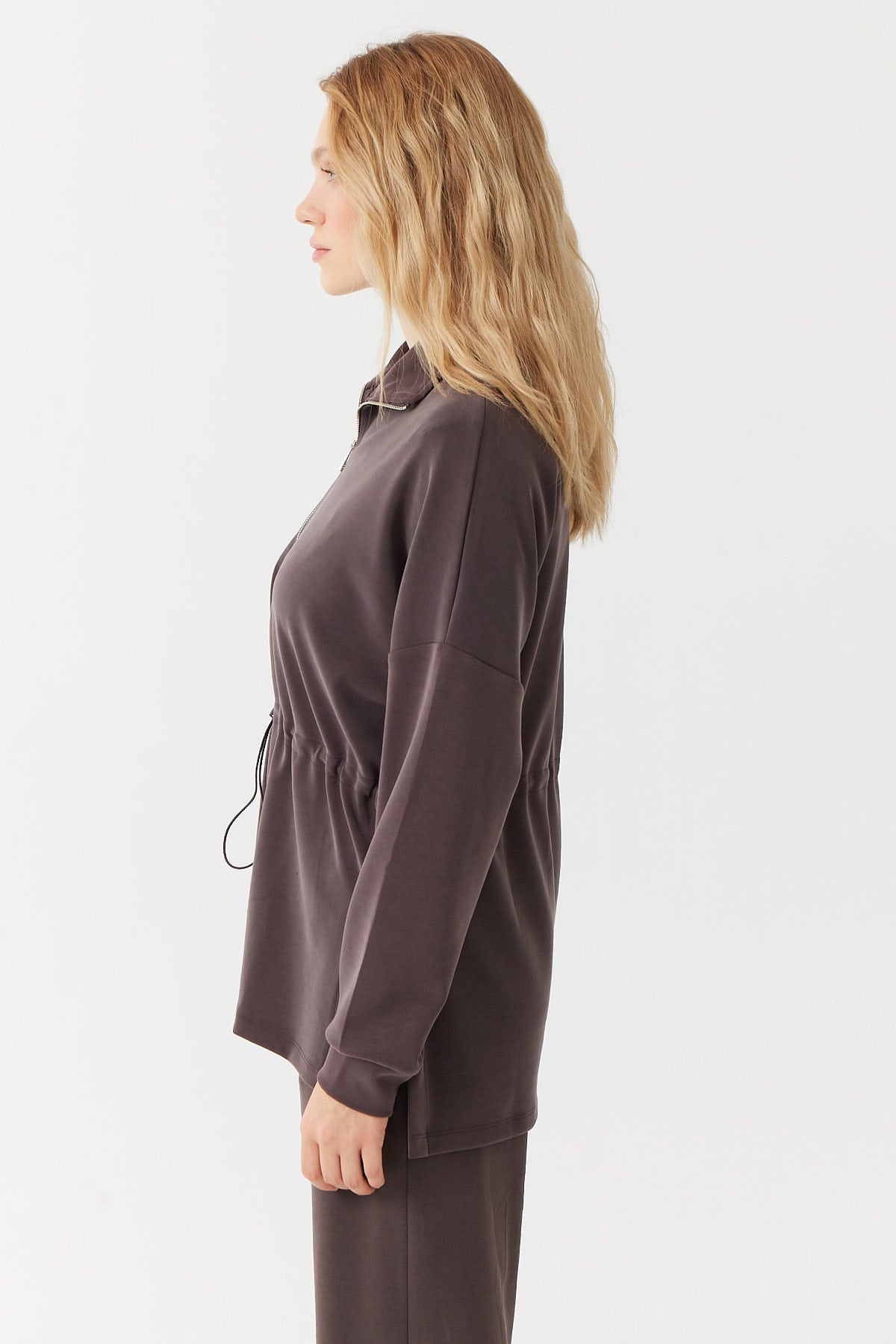 سويت شيرت بسحاب وياقة قائمة