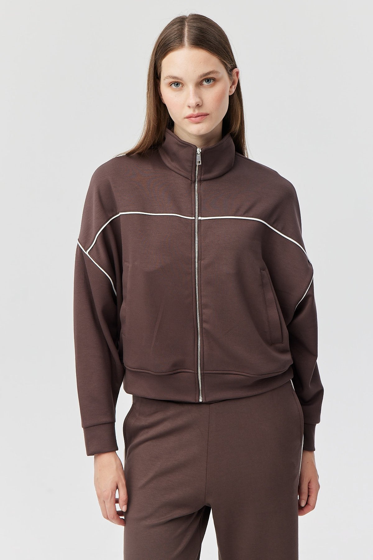 سویتشێرتى بەزنجیری ئافرەتان