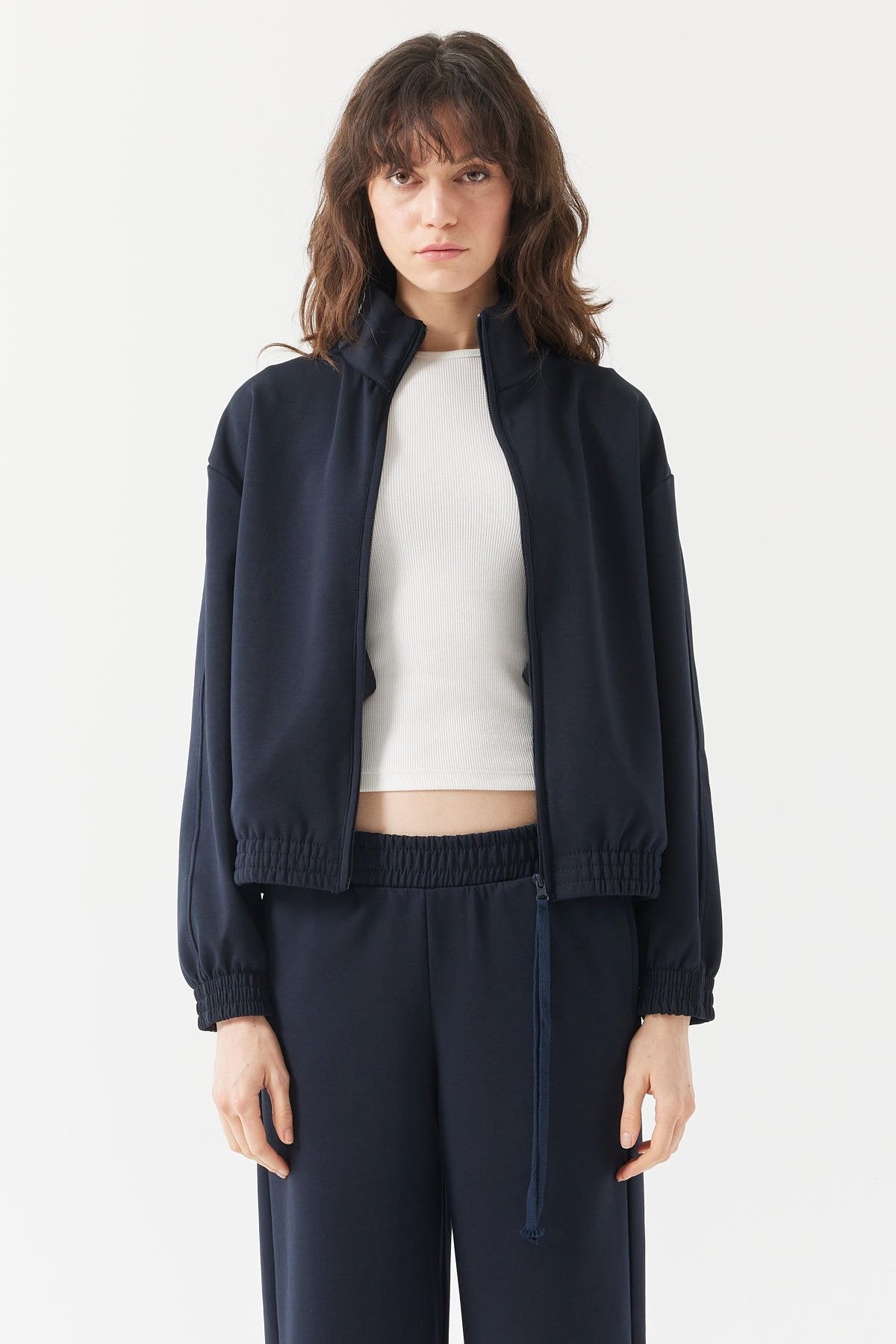 بلوزة رياضية نسائية بياقة واقفة