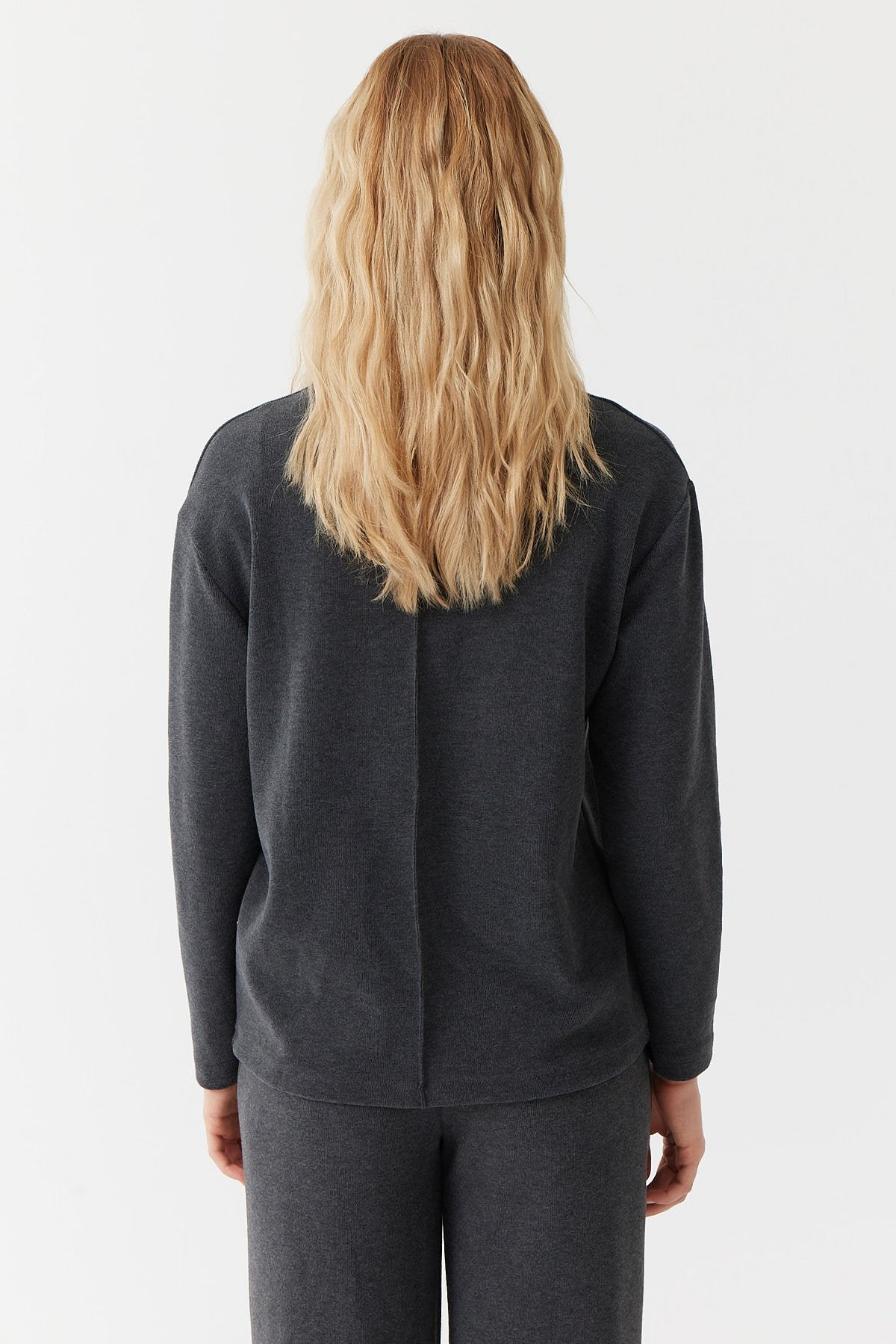 سويت شيرت نسائية بدون ياقة بخياطة أمامية